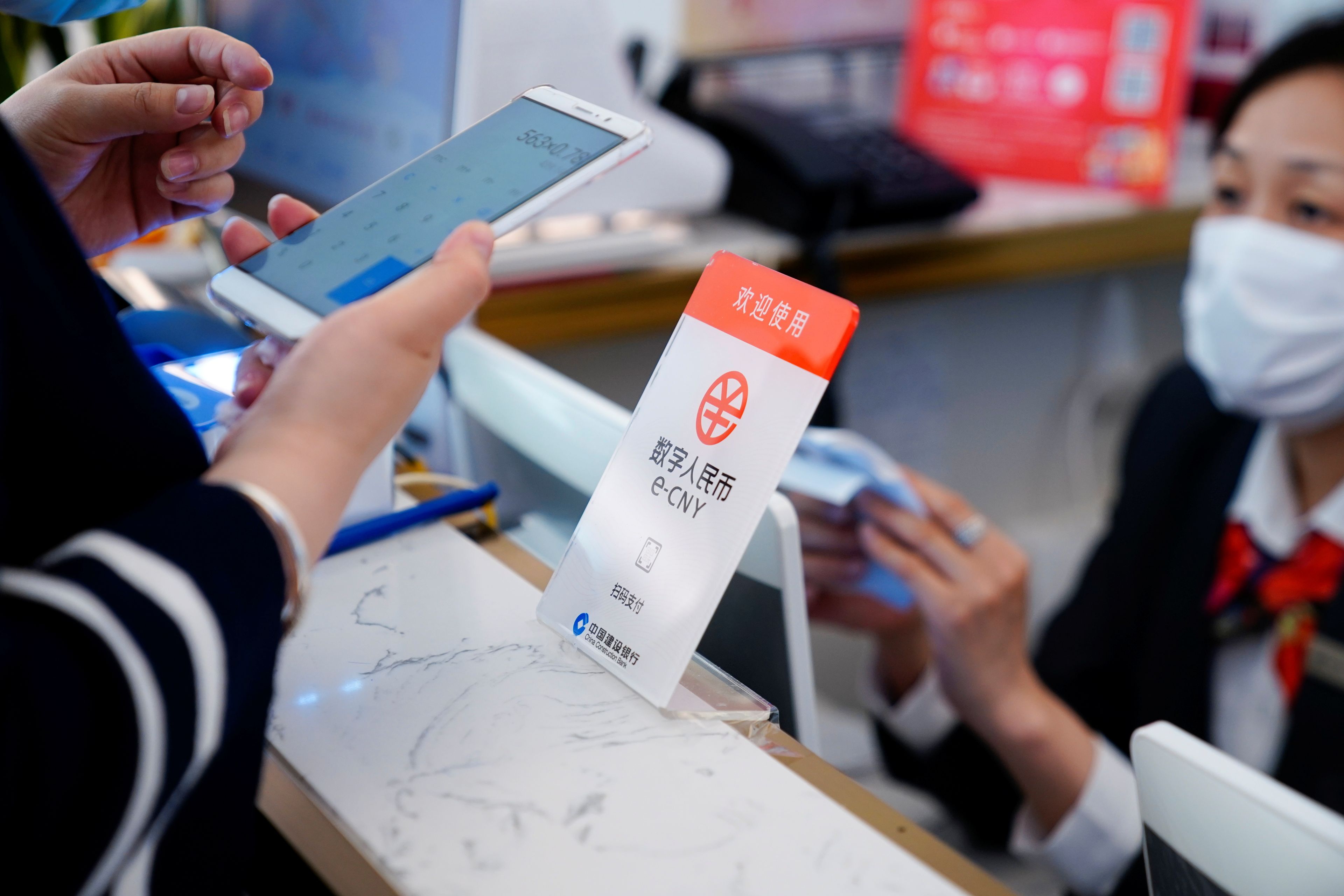 Una tarjeta indica que el yuan digital es aceptado en un centro comercial de Shanghái.