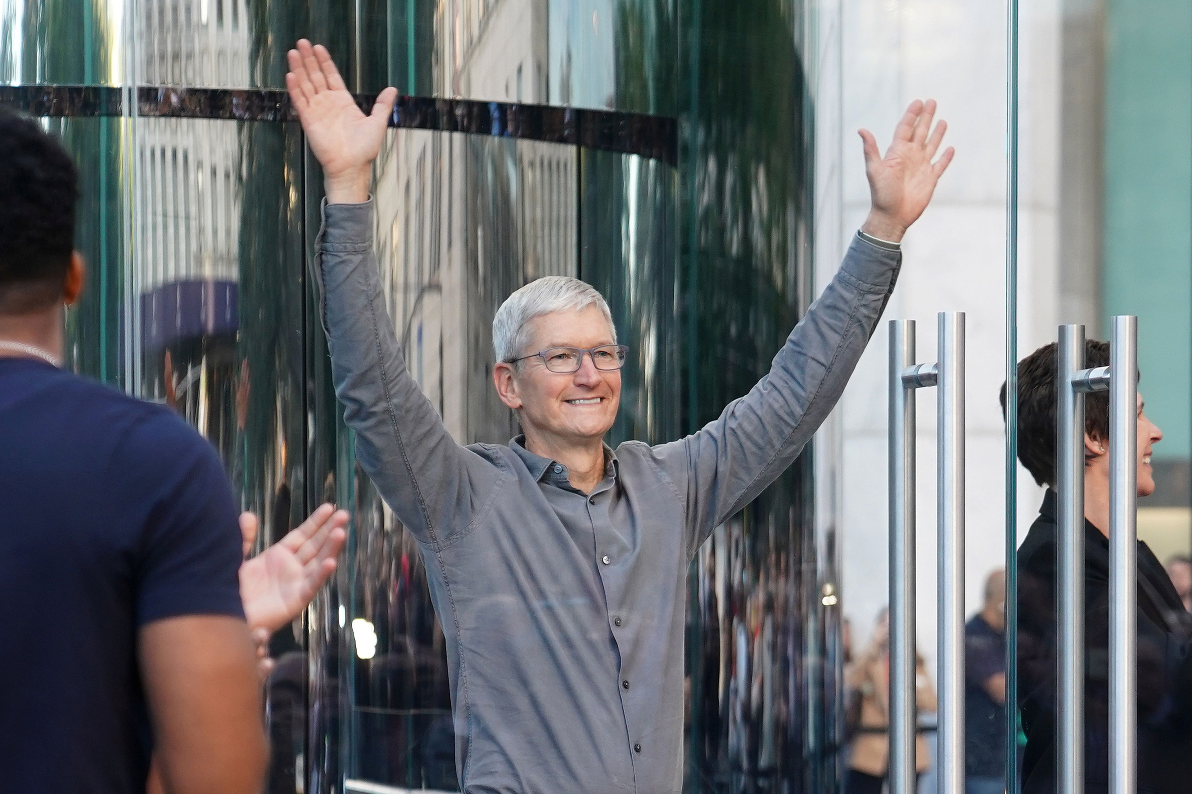 Tim Cook, CEO de Apple, en una foto de archivo de 2019 fuera de la Apple Store de la Quinta Avenida, en Nueva York.