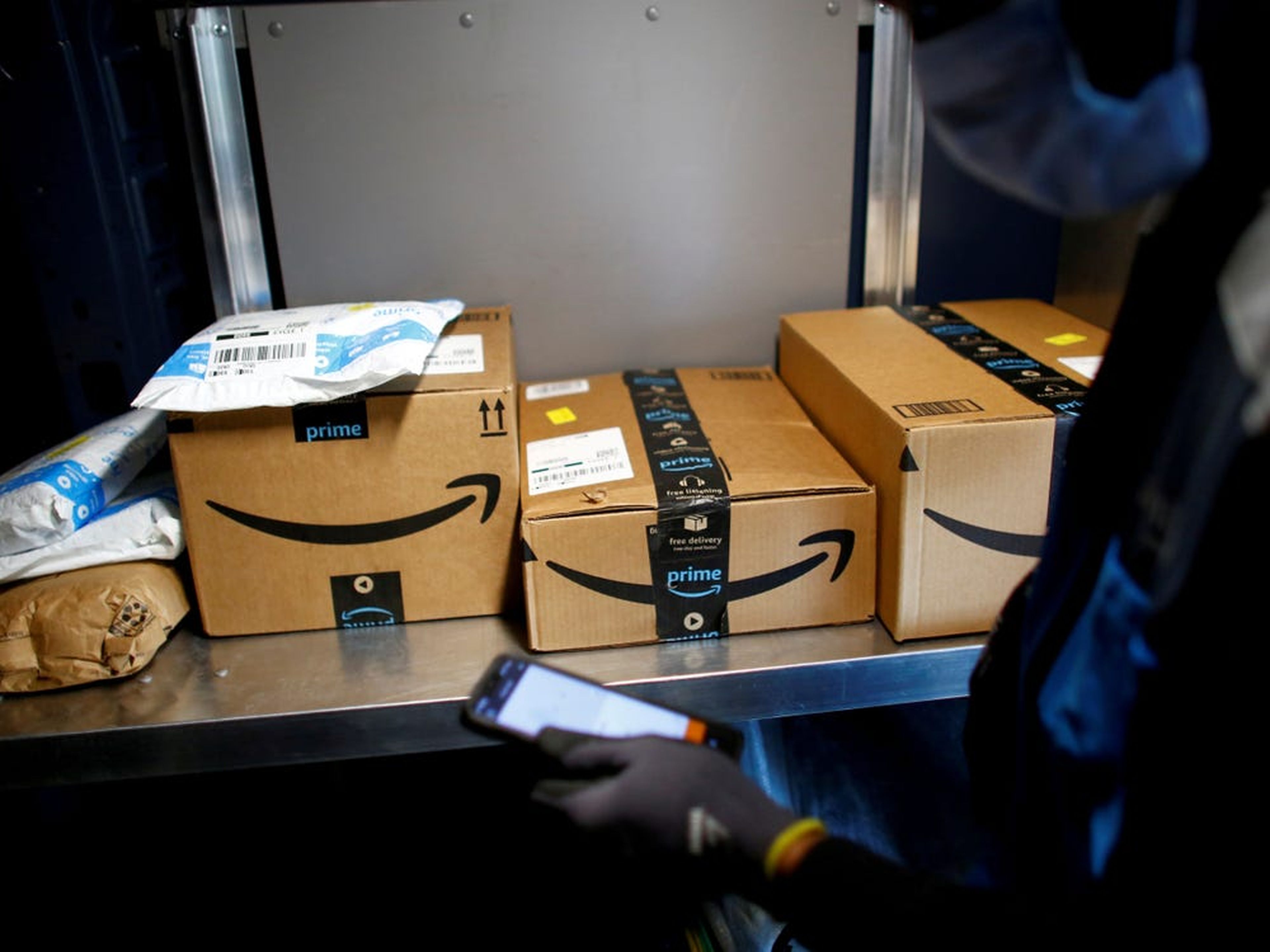 Un trabajador de Amazon entregando paquetes