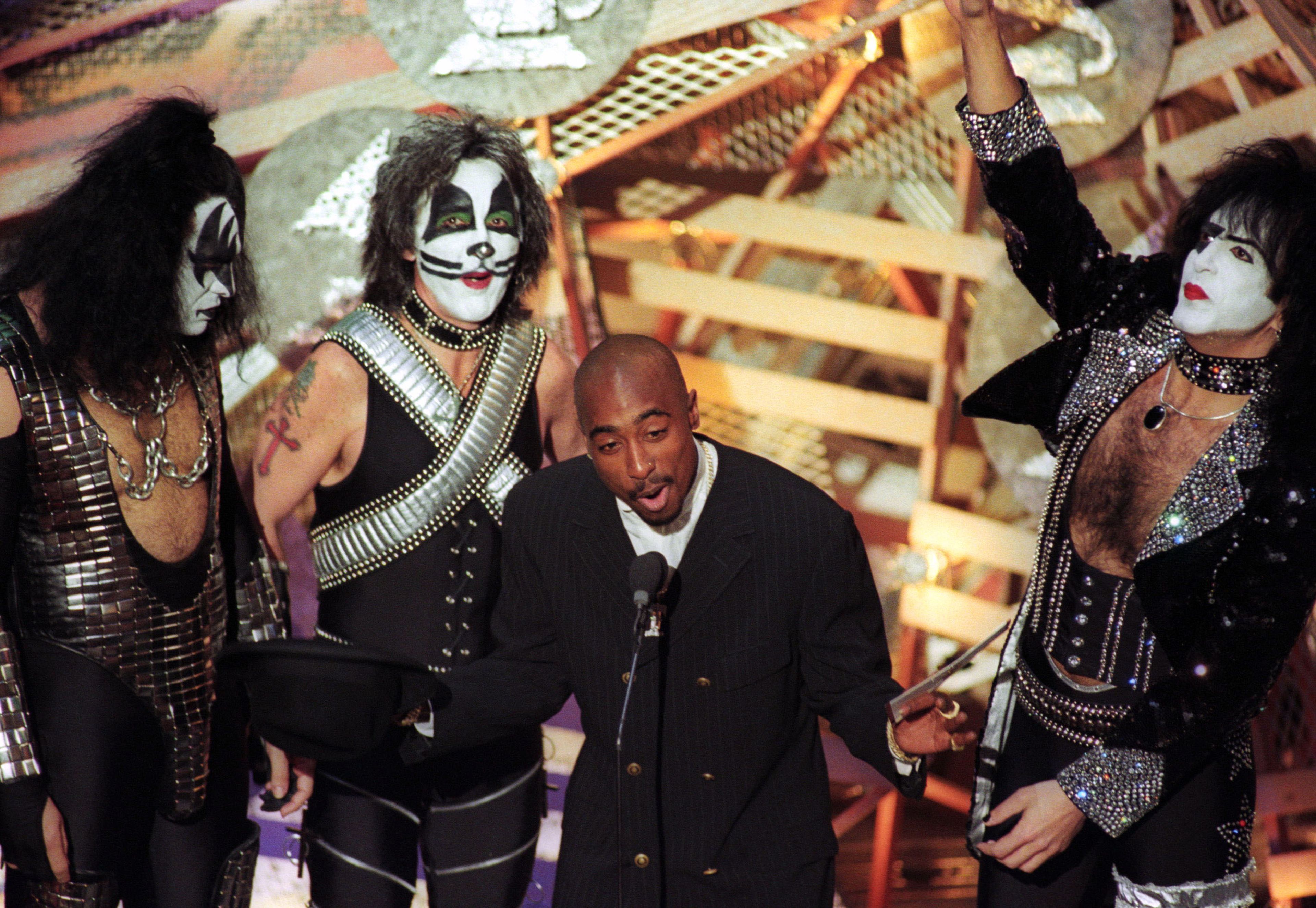 Tupac Shakur junto a Kiss en los Grammy de 1996.