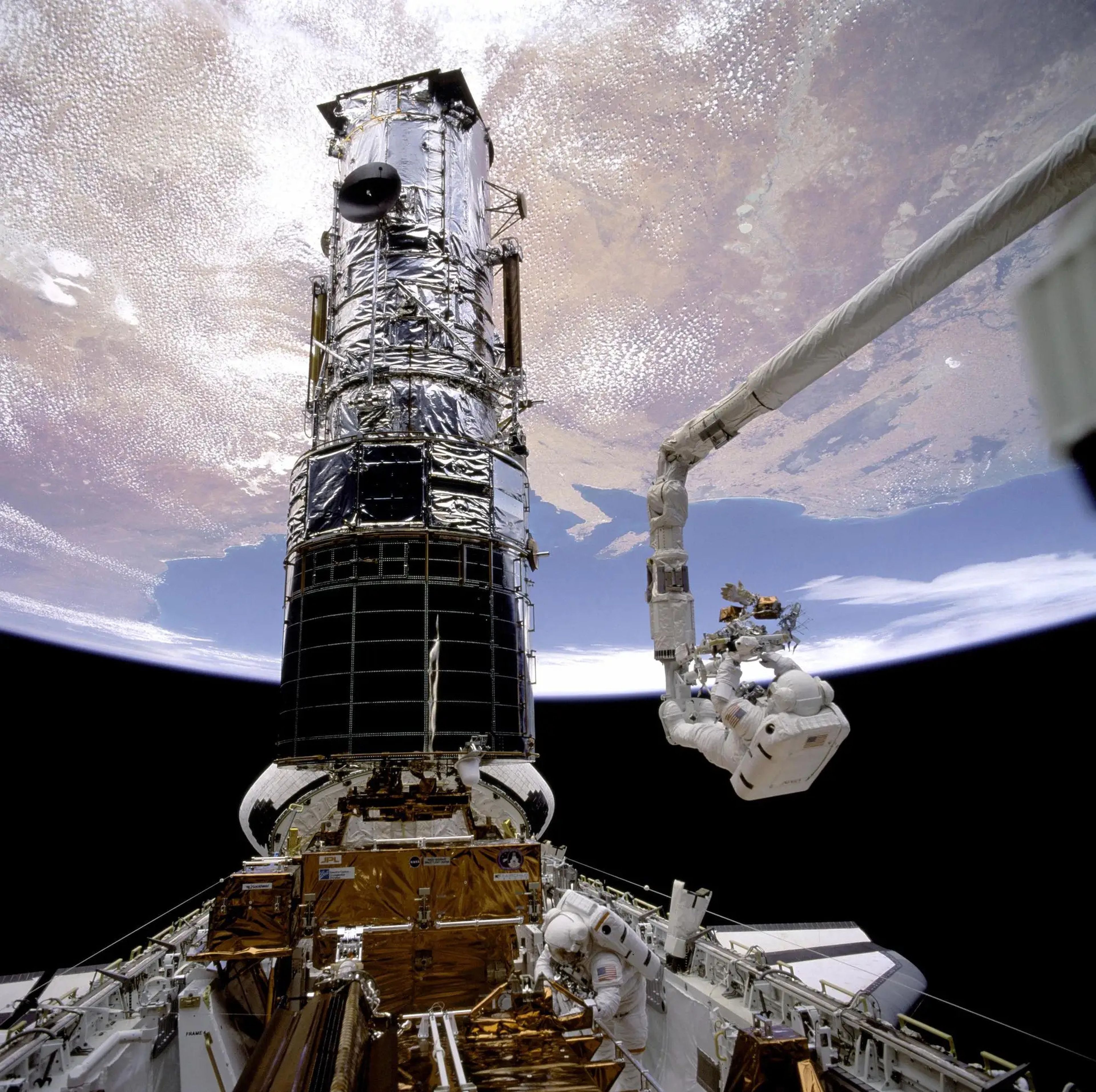 En la primera misión de servicio al telescopio espacial Hubble, los astronautas instalaron un juego de lentes especializadas para corregir el espejo principal.
