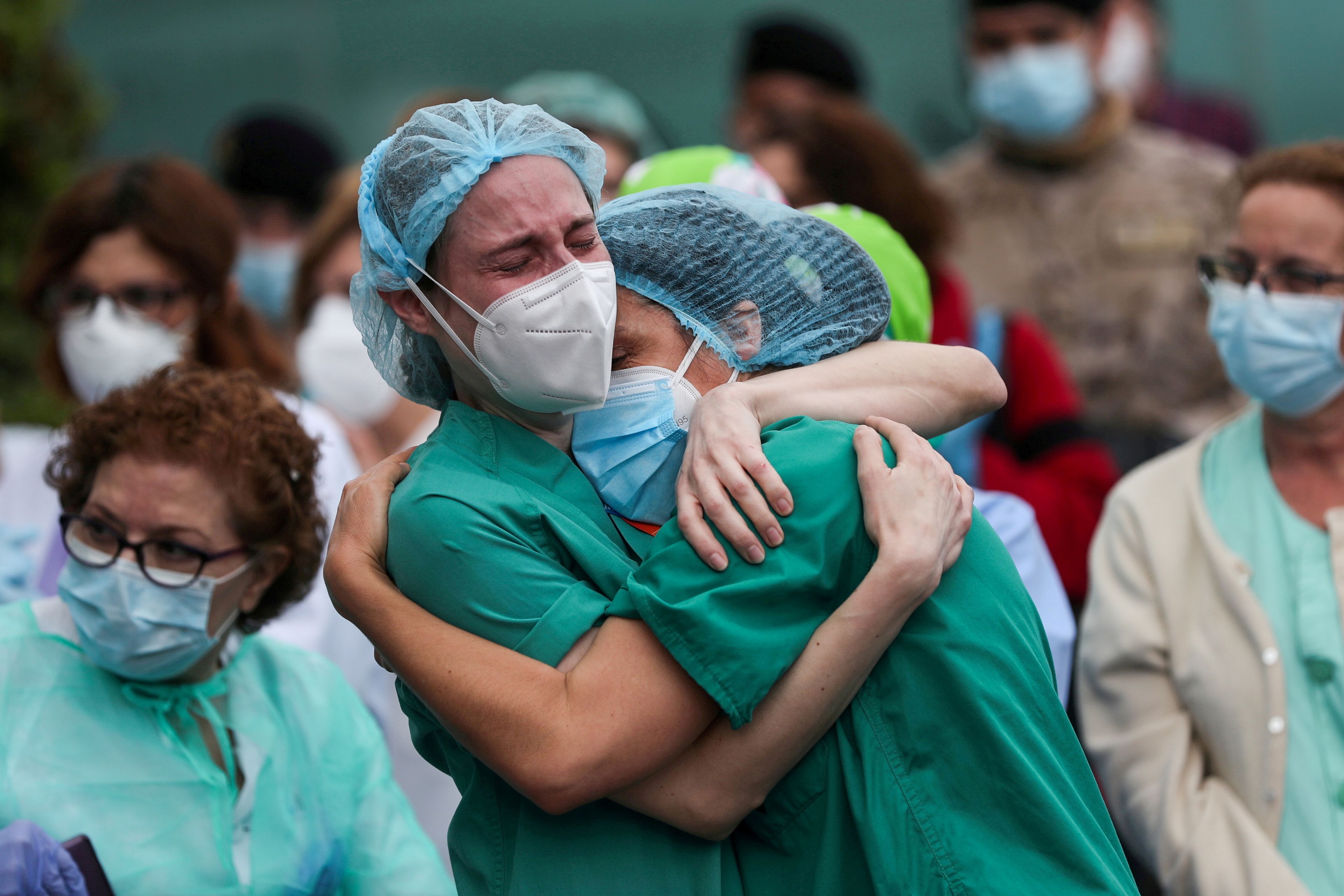 Unas enfermeras de un hospital de Leganés llorando