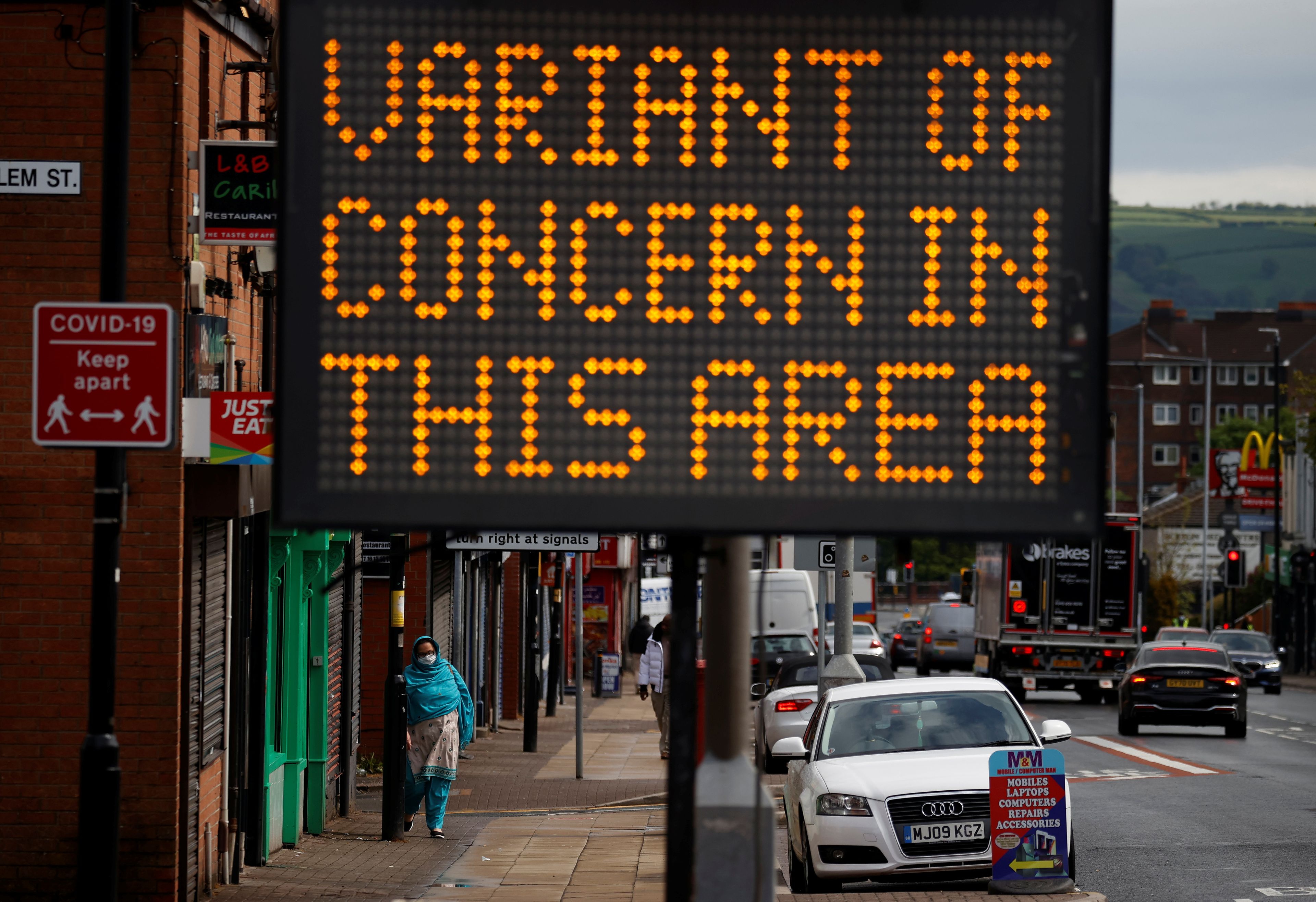 Un cartel advierte en la calle de una "variante de preocupación" del coronavirus, en una ciudad del Reino Unido.