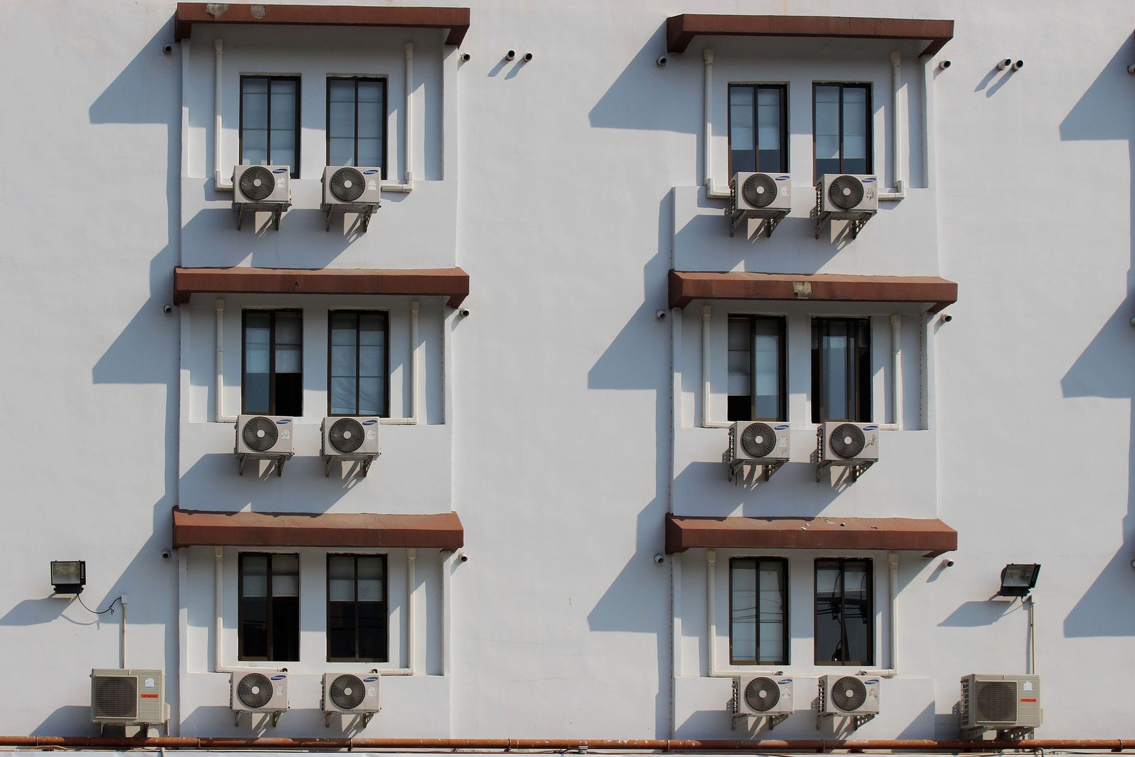 Varias casas con el aparato de aire acondicionado en el exterior.
