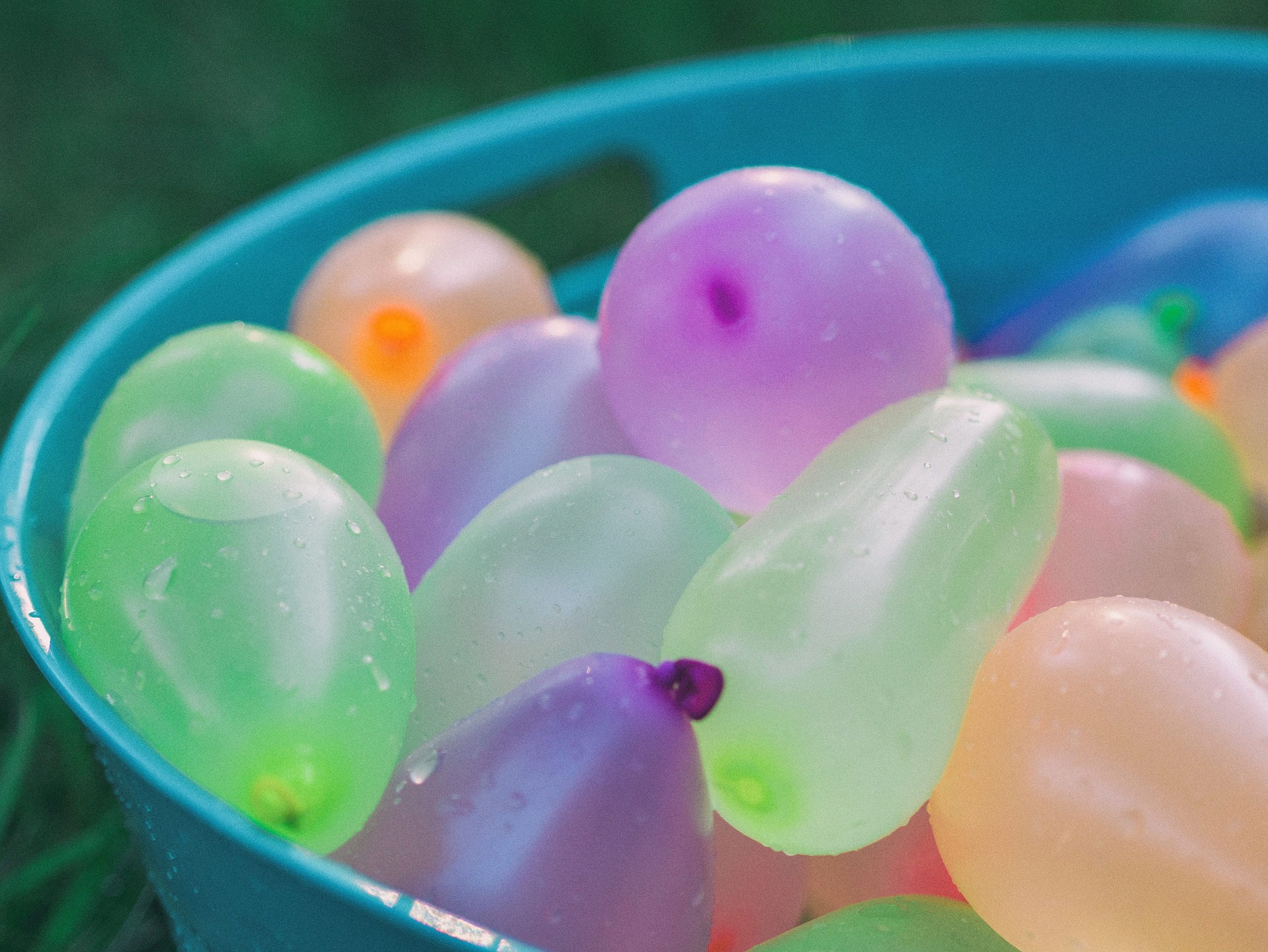 Varios globos de colores llenos de agua.