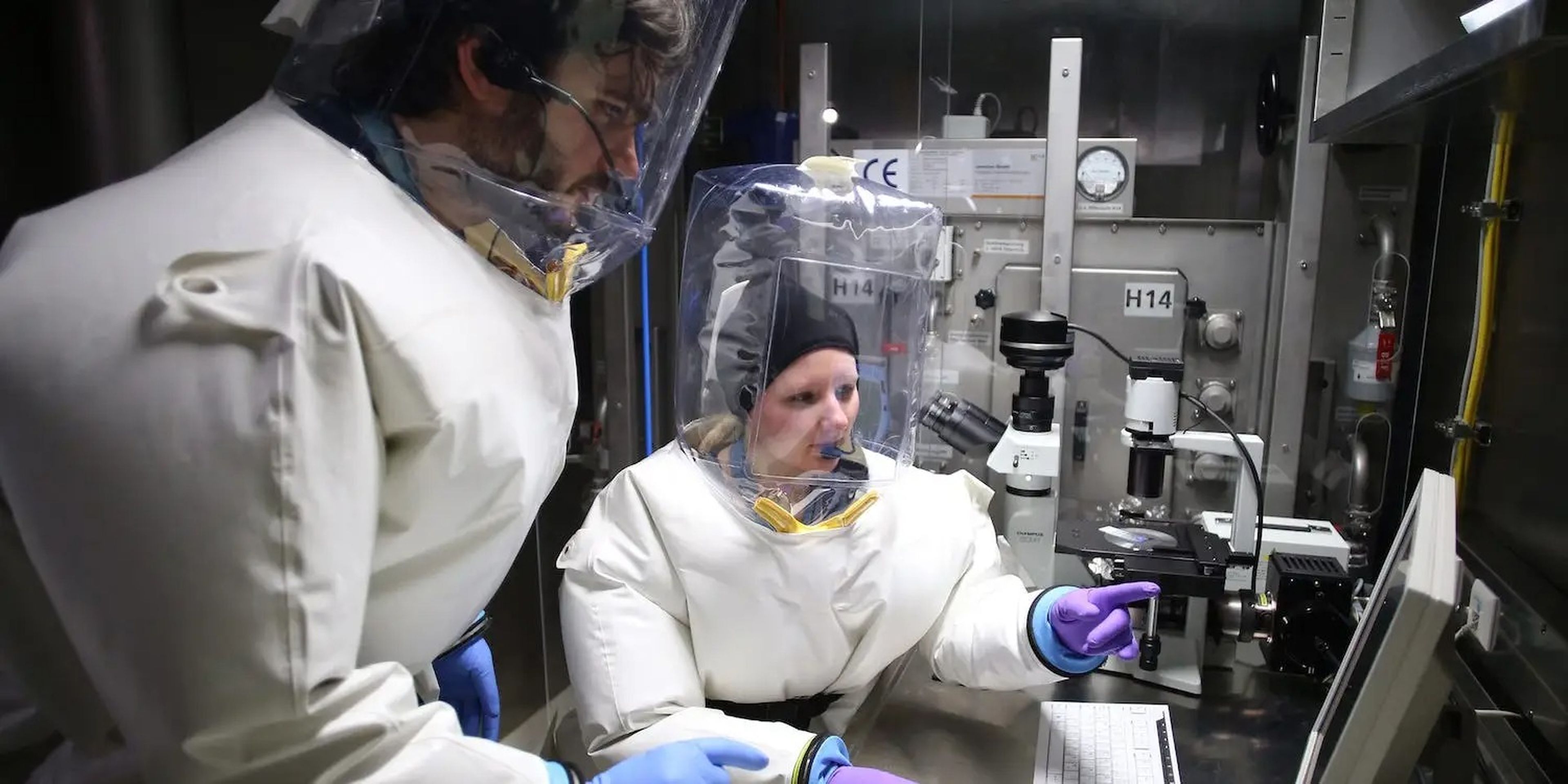 Los virólogos Lisa Oestereich y Toni Rieger trabajan en el nuevo laboratorio de Nivel 4 de Seguridad Biológica del Instituto Bernhard Nocht de Medicina Tropical (BNI) en Hamburgo, Alemania, el 25 de enero de 2013.