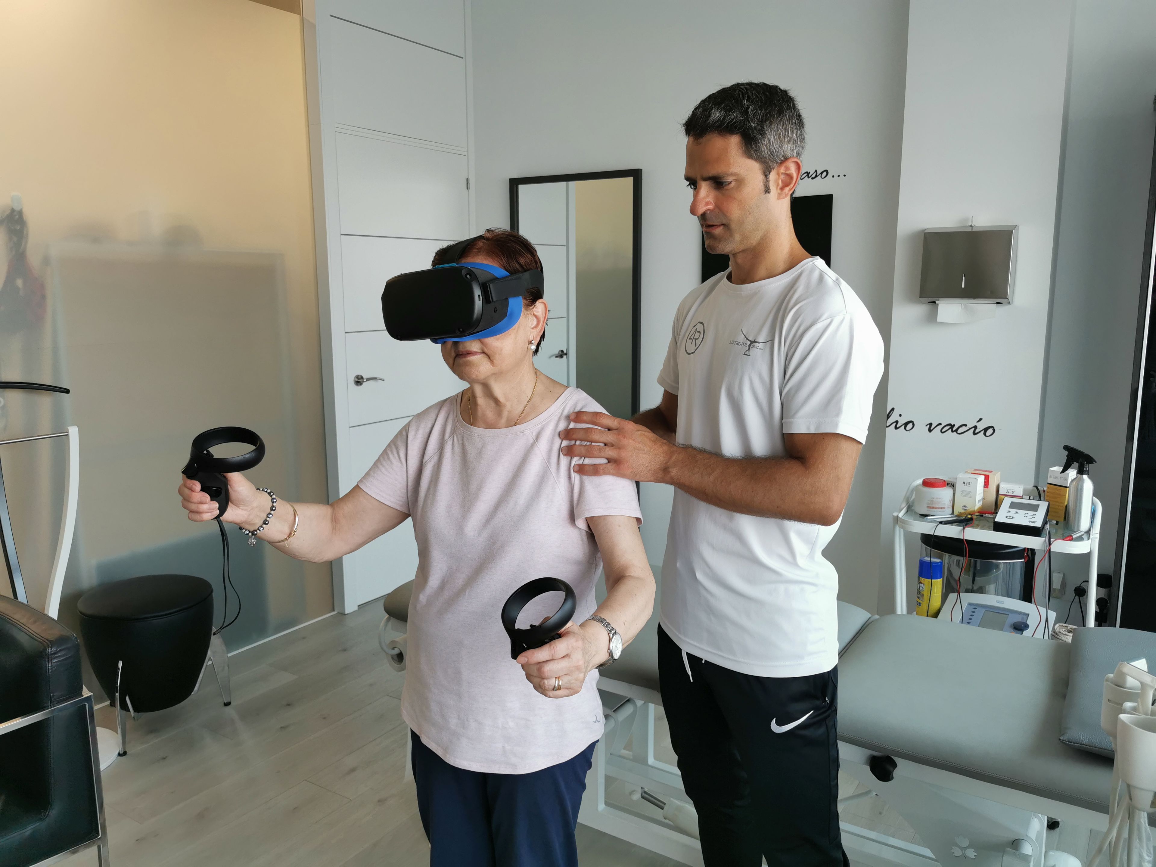 El fisioterapeuta Javier Urresti tratando a una paciente con las gafas de realidad virtual.