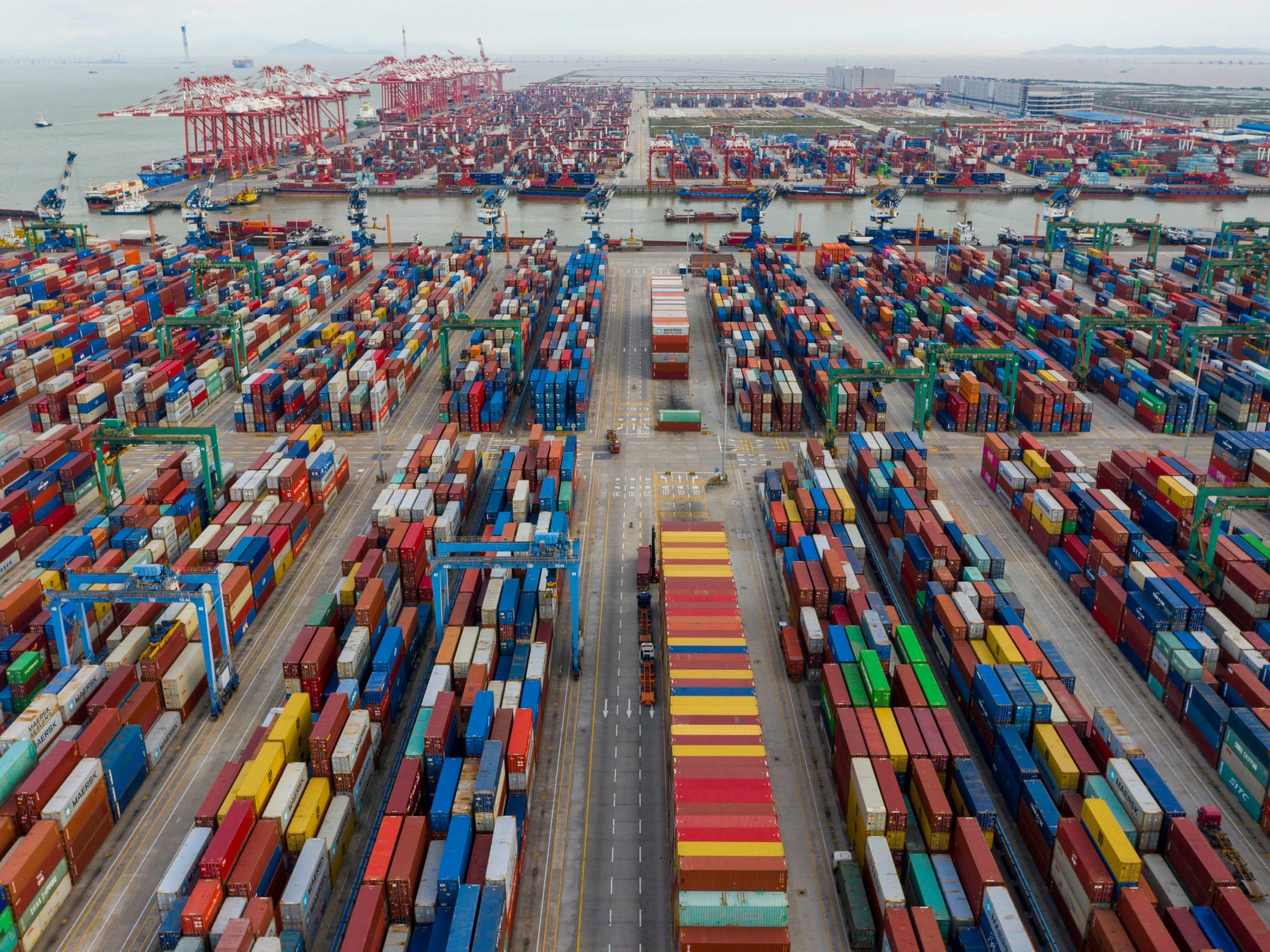 Vista aérea de los contenedores de envío apilados en Guangzhou, provincia de Guangdong de China, durante el cierre de junio.