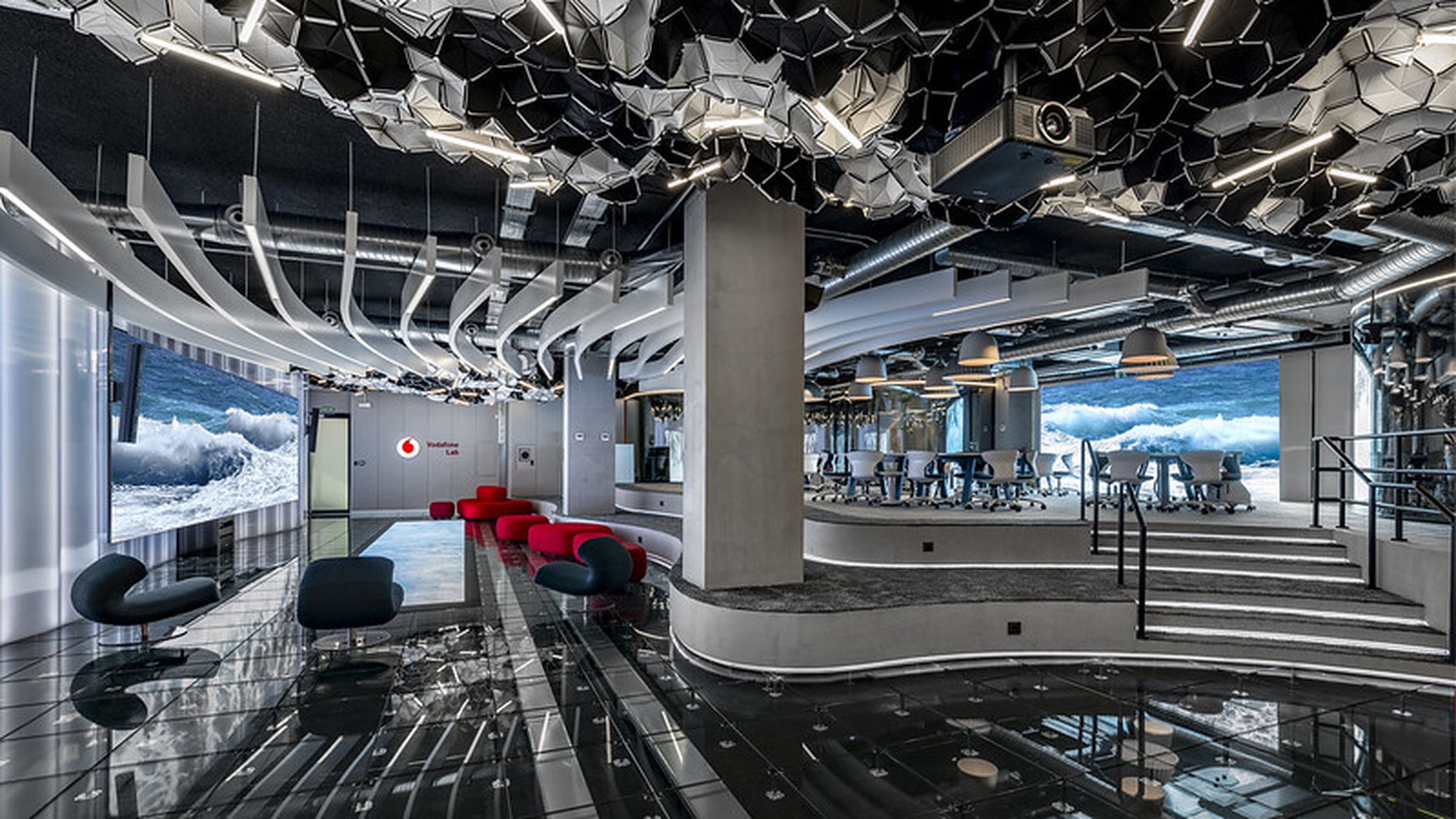 Vodafone abrirá un centro europeo de la compañía en Málaga. En la foto, el Vodafone Lab en Madrid.