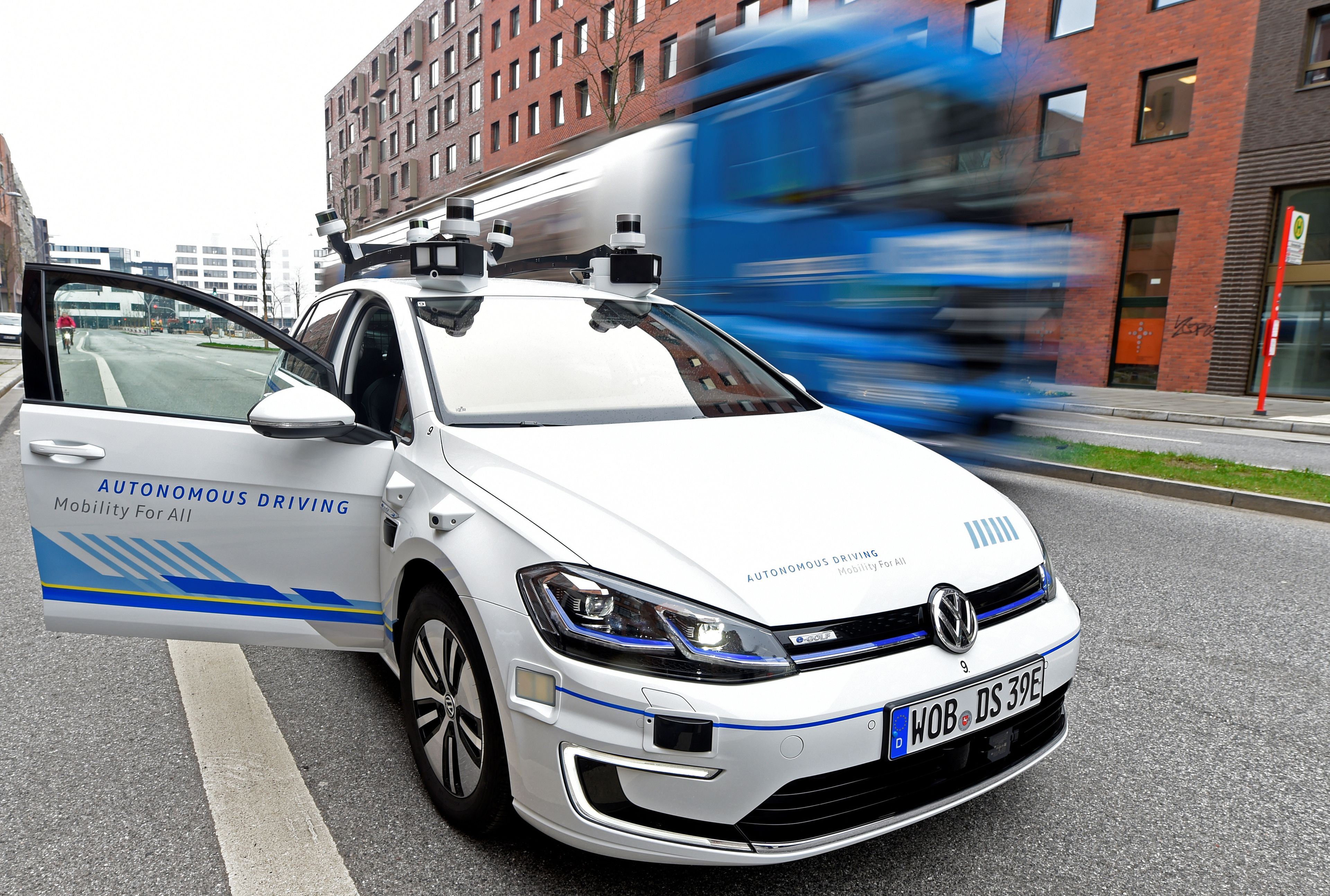 Un Volkswagen Golf autónomo en pruebas en Hamburgo, en 2019.