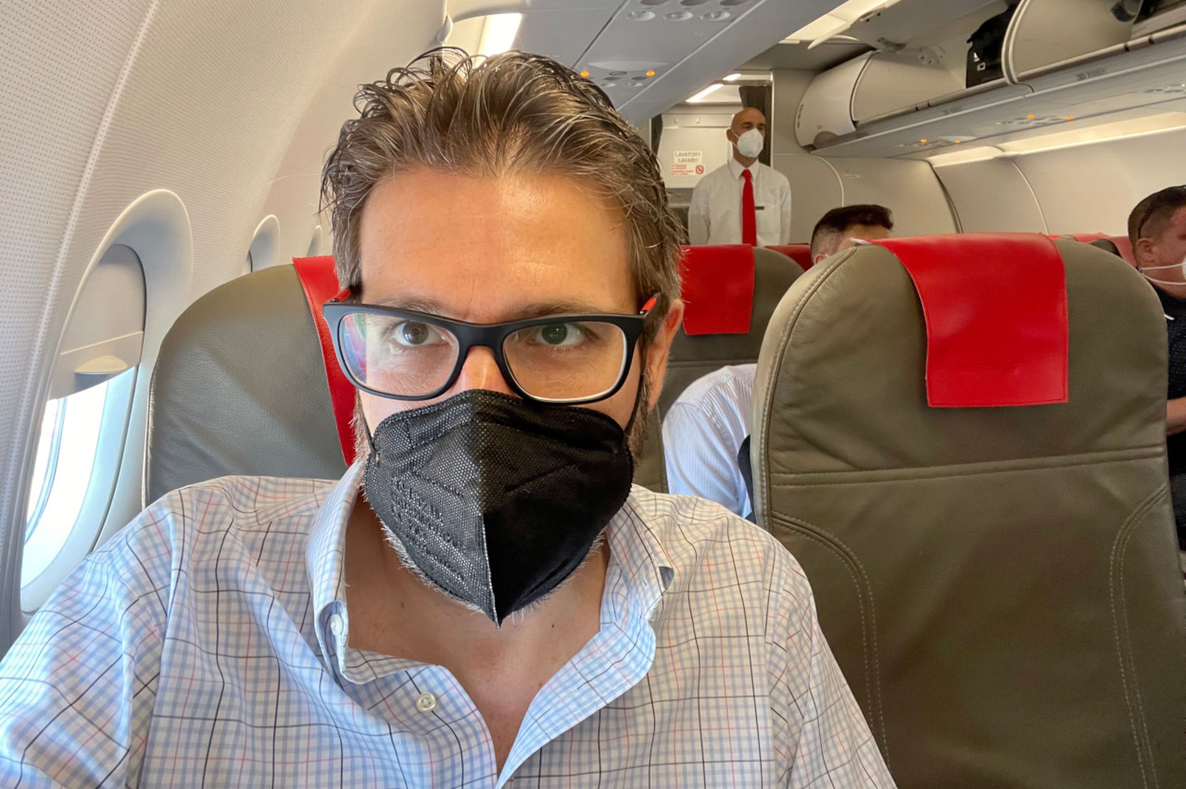 El autor, en su asiento en el avión que lo llevó a Bruselas.
