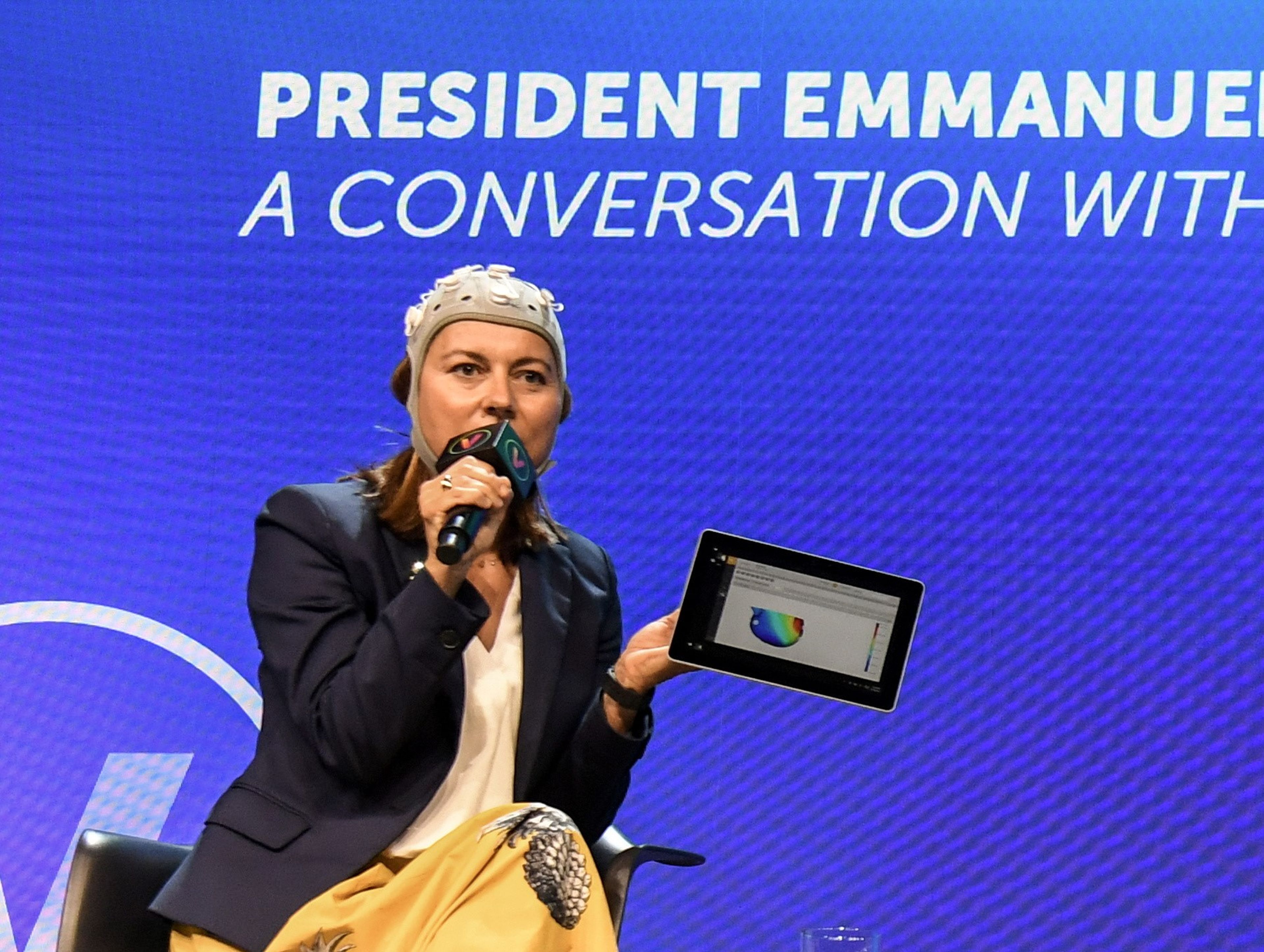 Ana Maiques, CEO y cofundadora de Neuroelectrics, en un acto reciente con el dispositivo Starstim en su cabeza.
