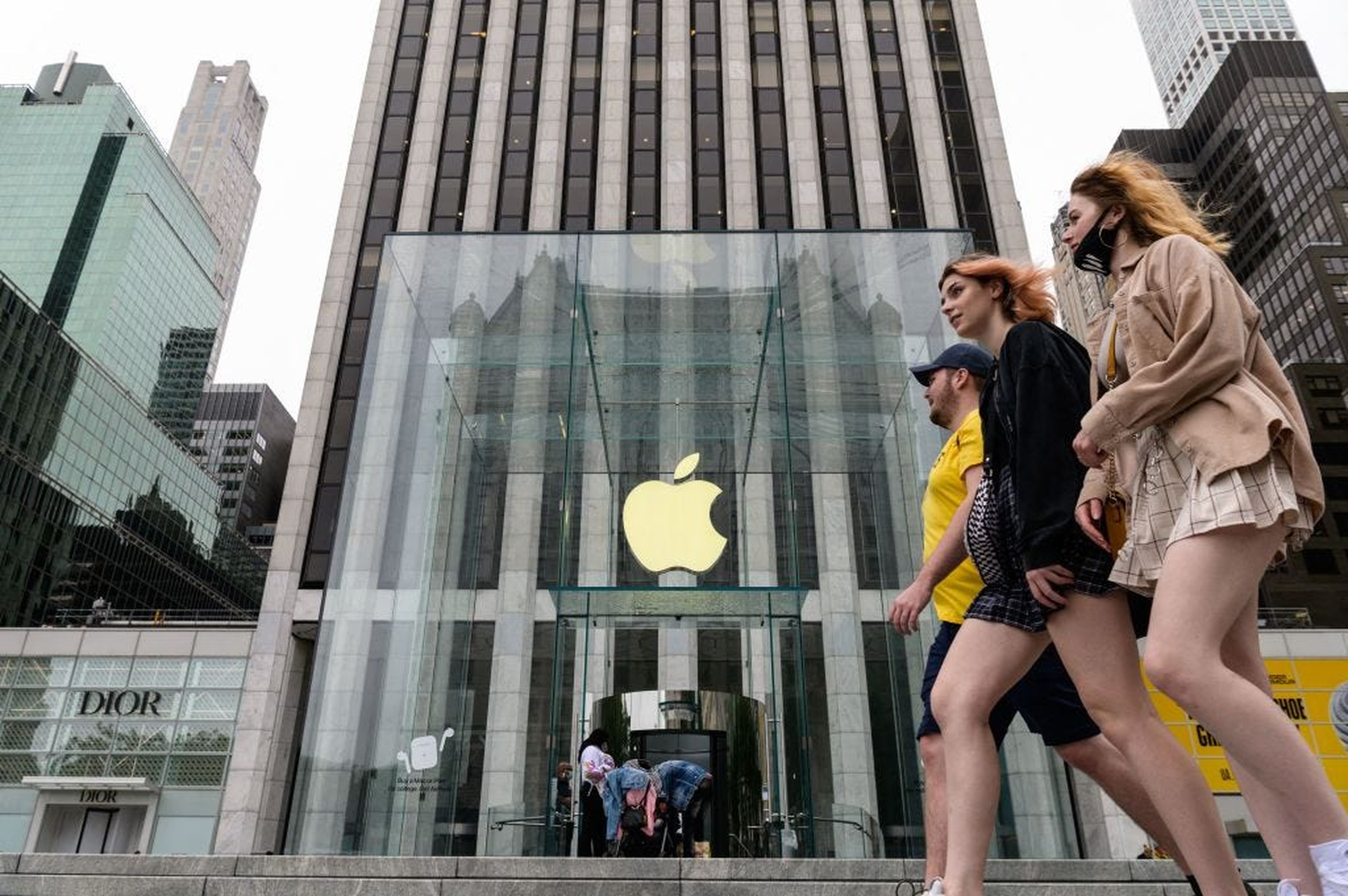Un grupo de personas pasa por delante una tienda de Apple en Nueva York.