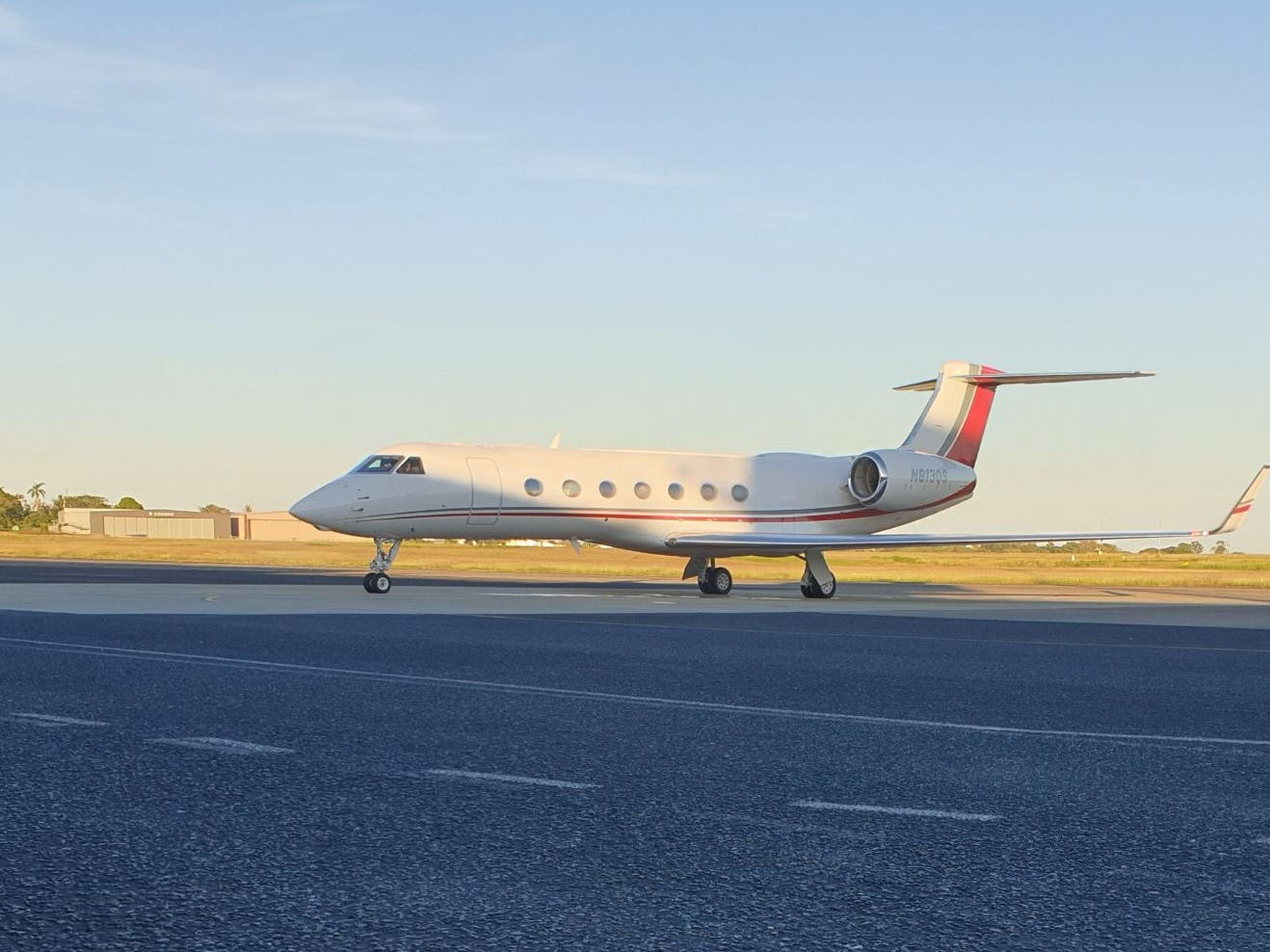 Un avión con licencia de Blue City Holdings, entidad vinculada a Larry Page, en la pista de un aeropuerto de Fiyi.