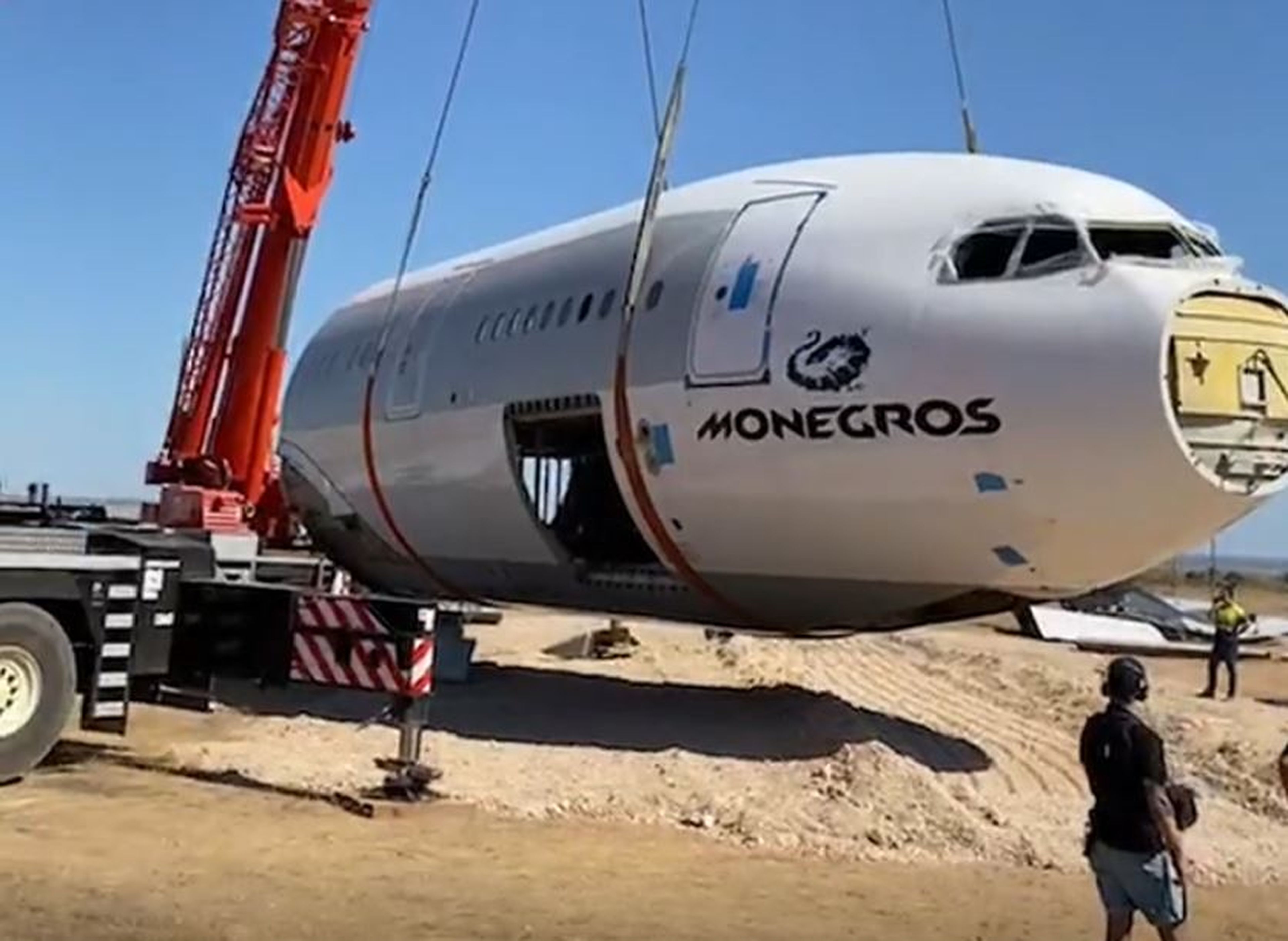 Operarios trasladan el avión al desierto de Los Monegros. Monegros Desert Festival/Instagram