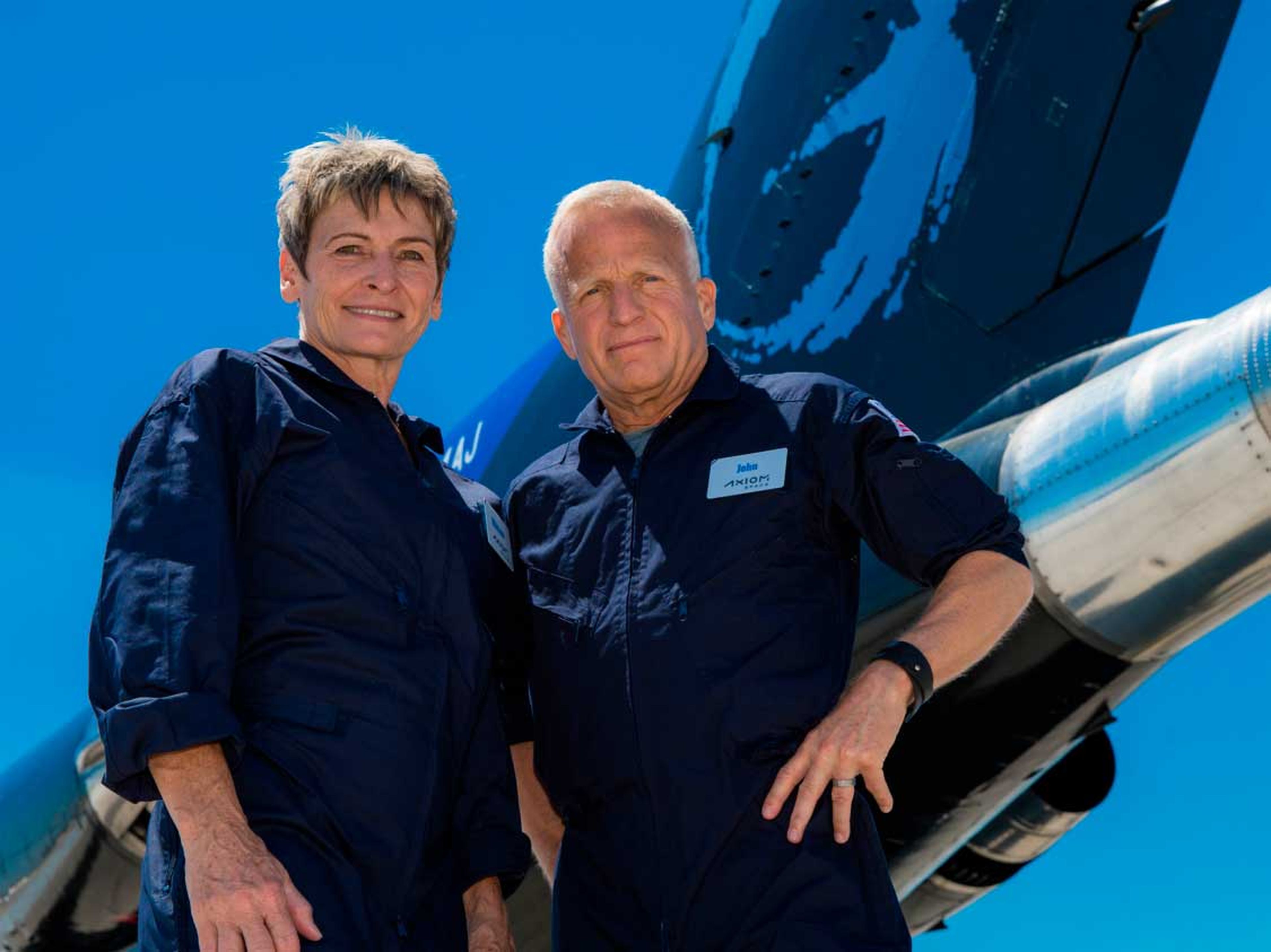 Peggy Whitson (izquierda) y John Shoffner, comandante y piloto de la Misión Axiom 2 (Ax-2), la segunda misión privada prevista a la Estación Espacial Internacional.