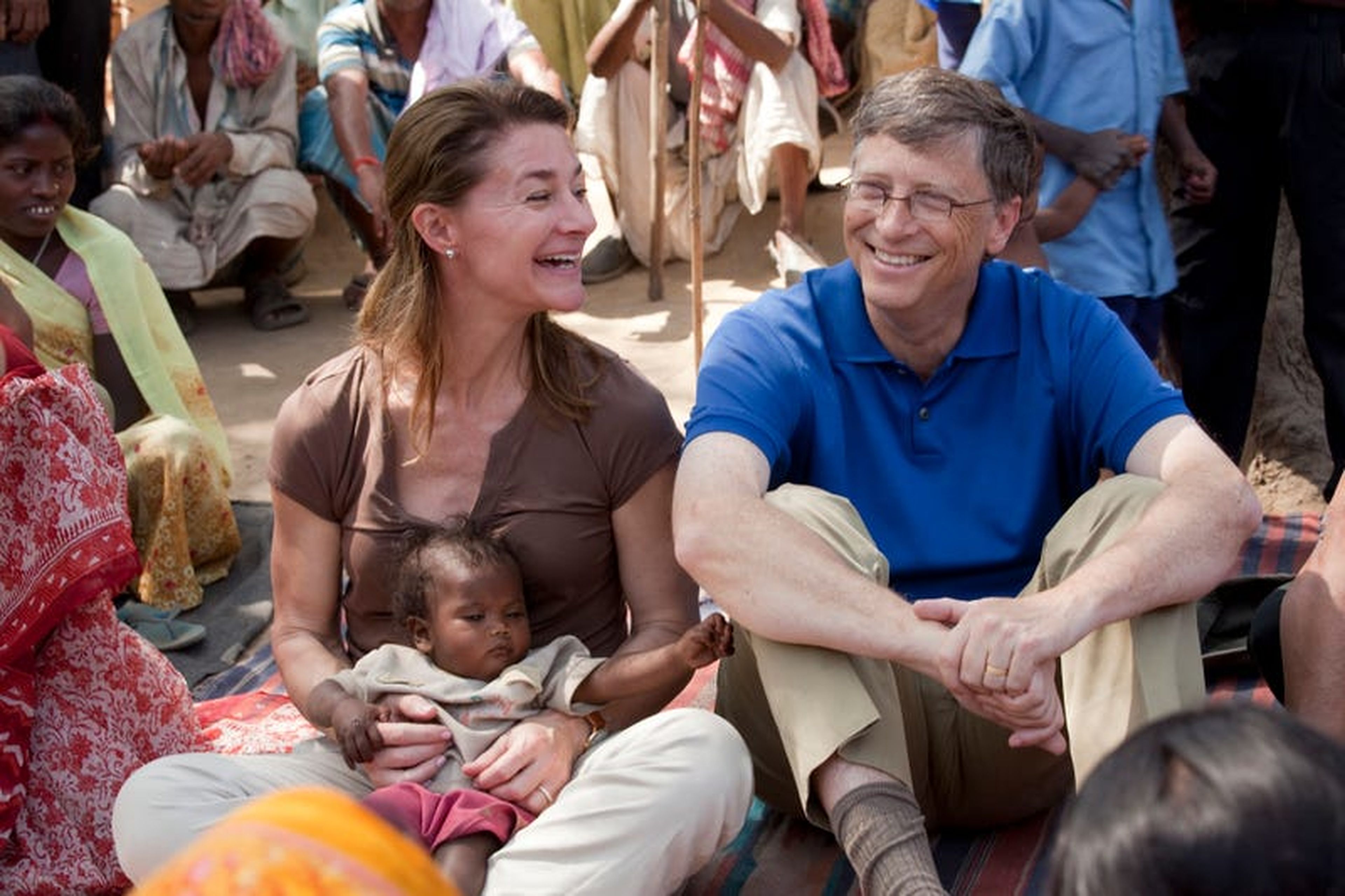 Bill y Melinda Gates interactuando con mujeres de la comunidad de Musahar en su localidad de la aldea de Jamsaut el 23 de marzo de 2011.
