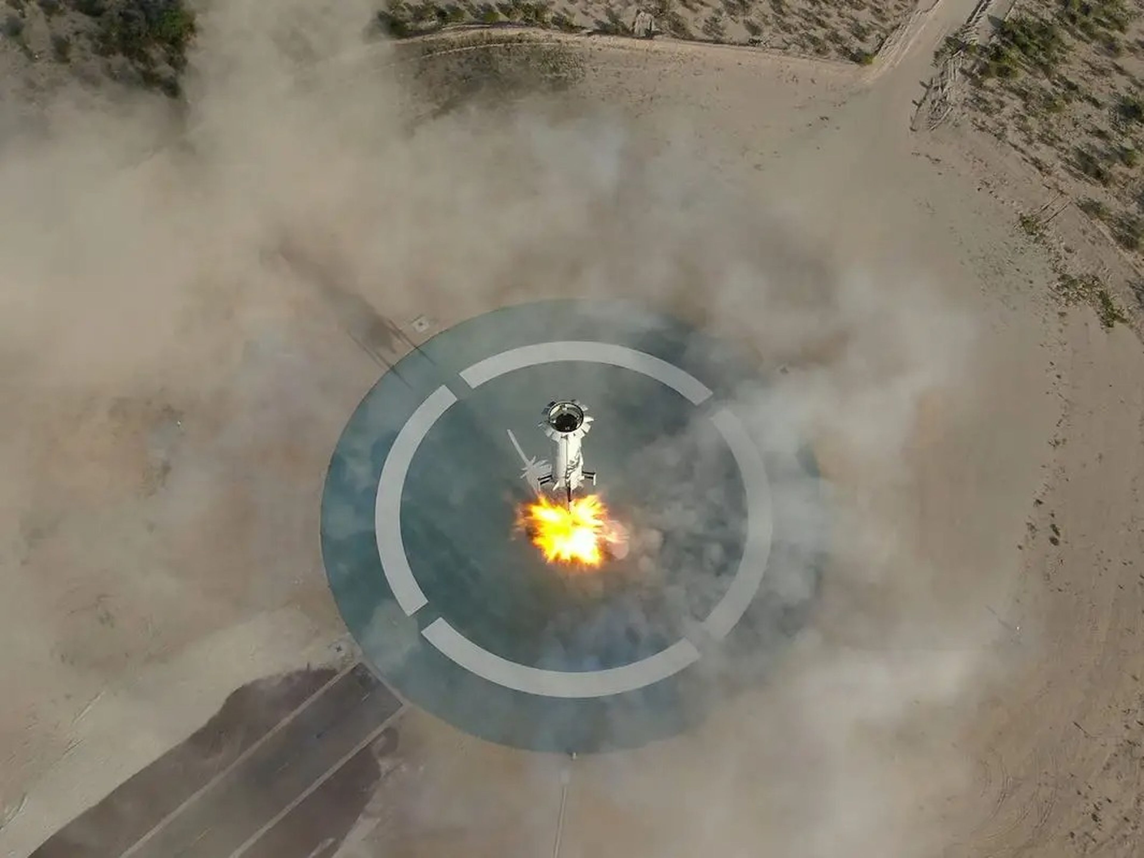 El propulsor New Shepard aterriza después del quinto vuelo del vehículo, el 2 de mayo de 2019.