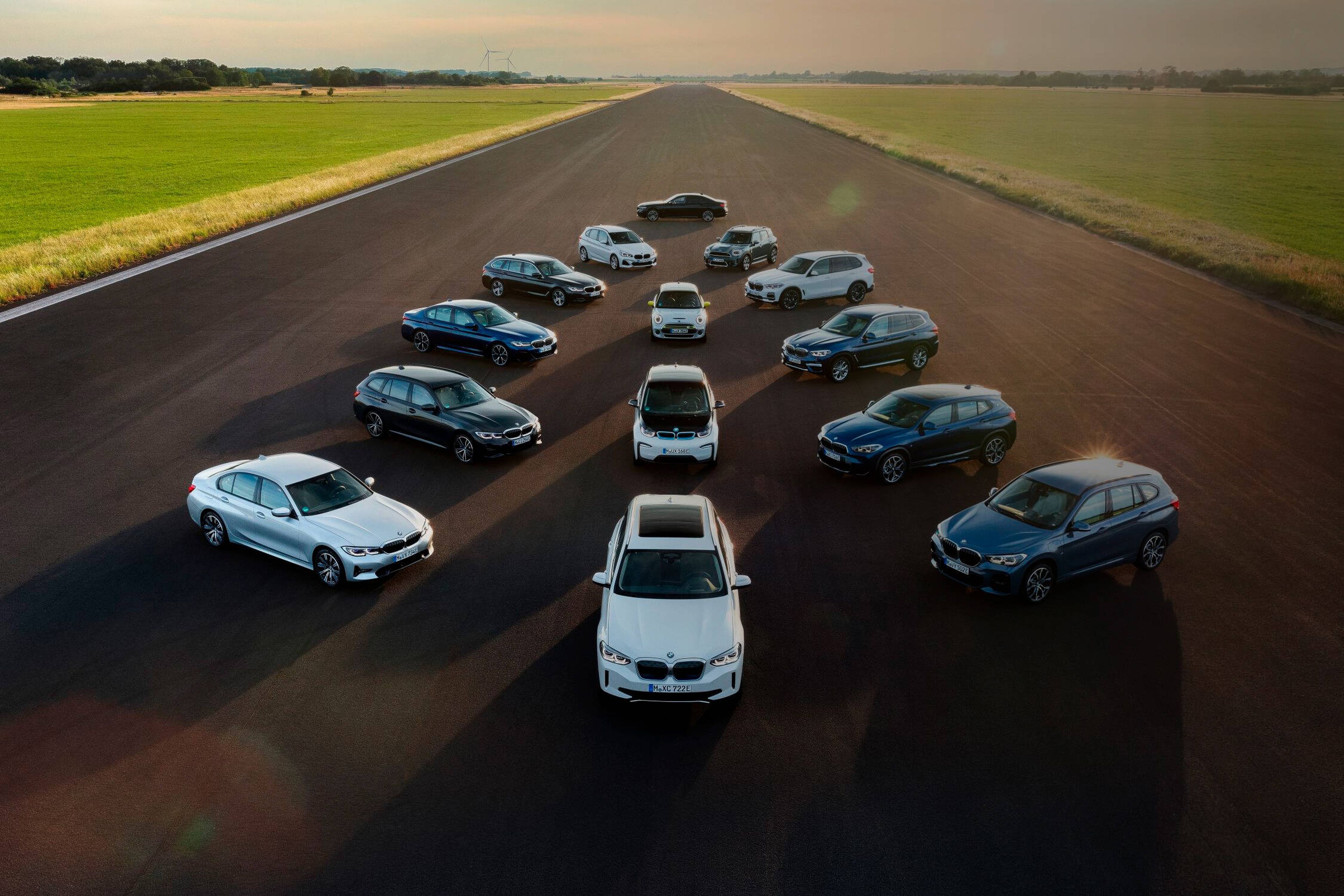 El objetivo de BMW es contar con 7 millones de BMW y MINI electrificados cirulando por las carreteras en 2030.