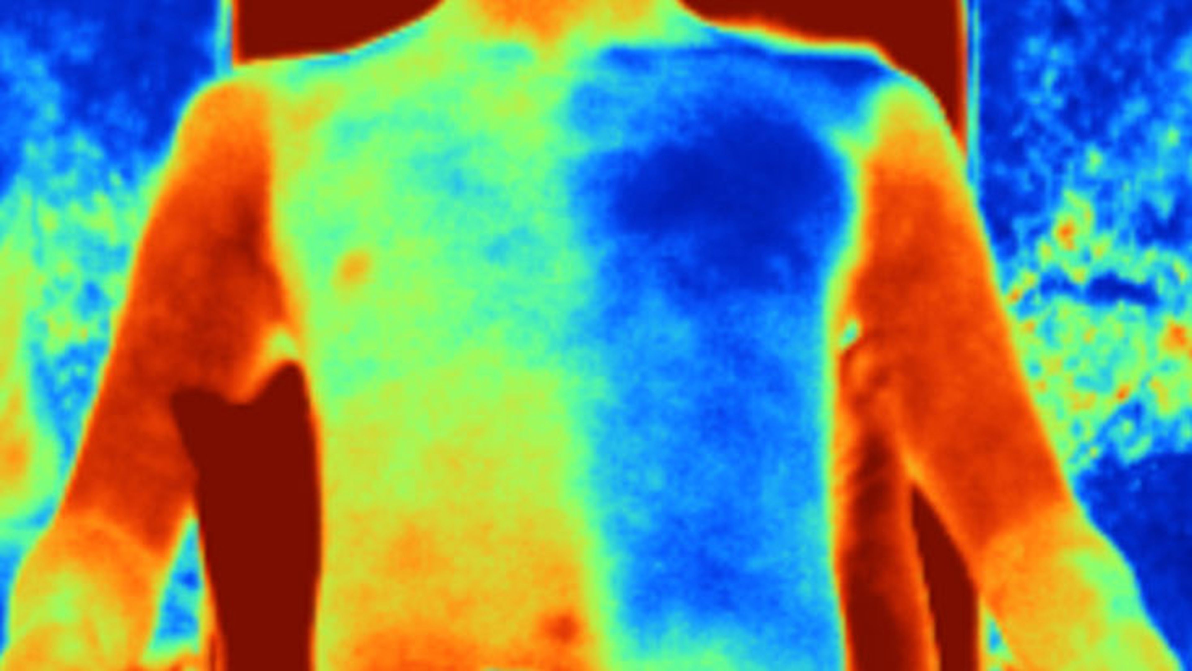 El nuevo material (derecha) reduce significativamente el calor corporal en comparación con el algodón normal (izquierda), como se muestra en esta imagen infrarroja.
