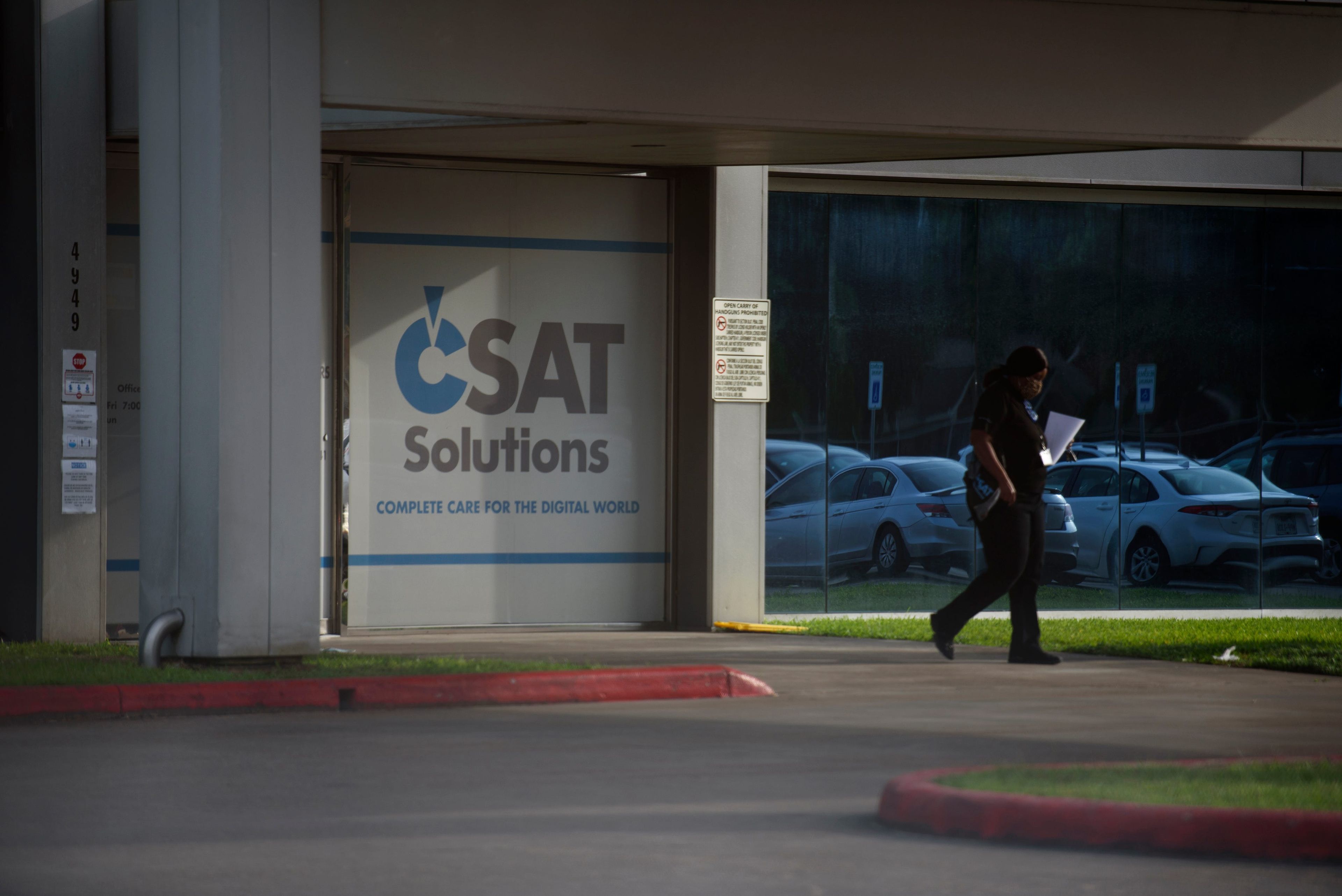 Una persona sale de un almacén de CSAT Solutions en Houston (Texas).