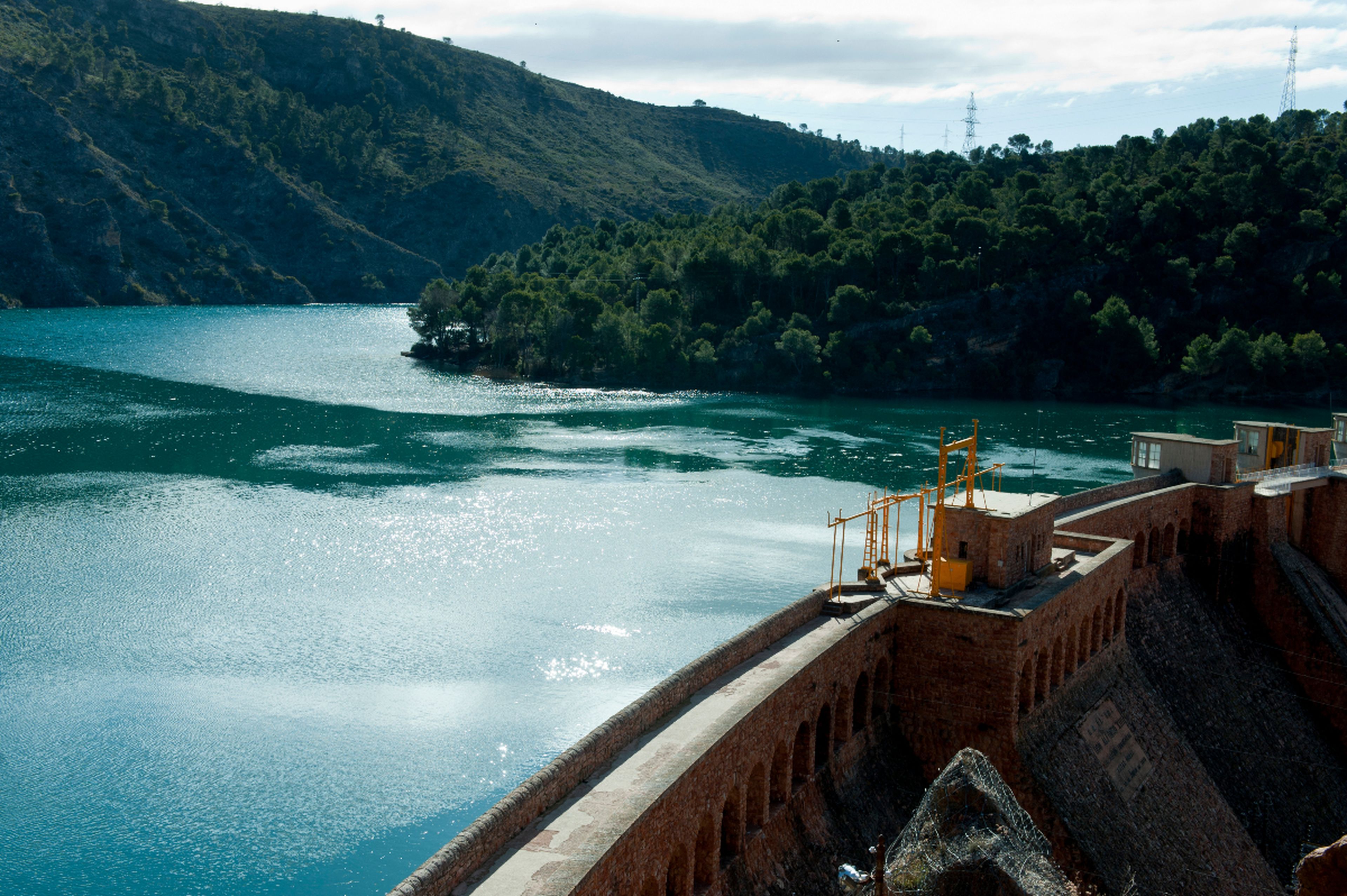 Central hidroelétrica de Naturgy en el embalse de Bolarque, en Guadalajara.