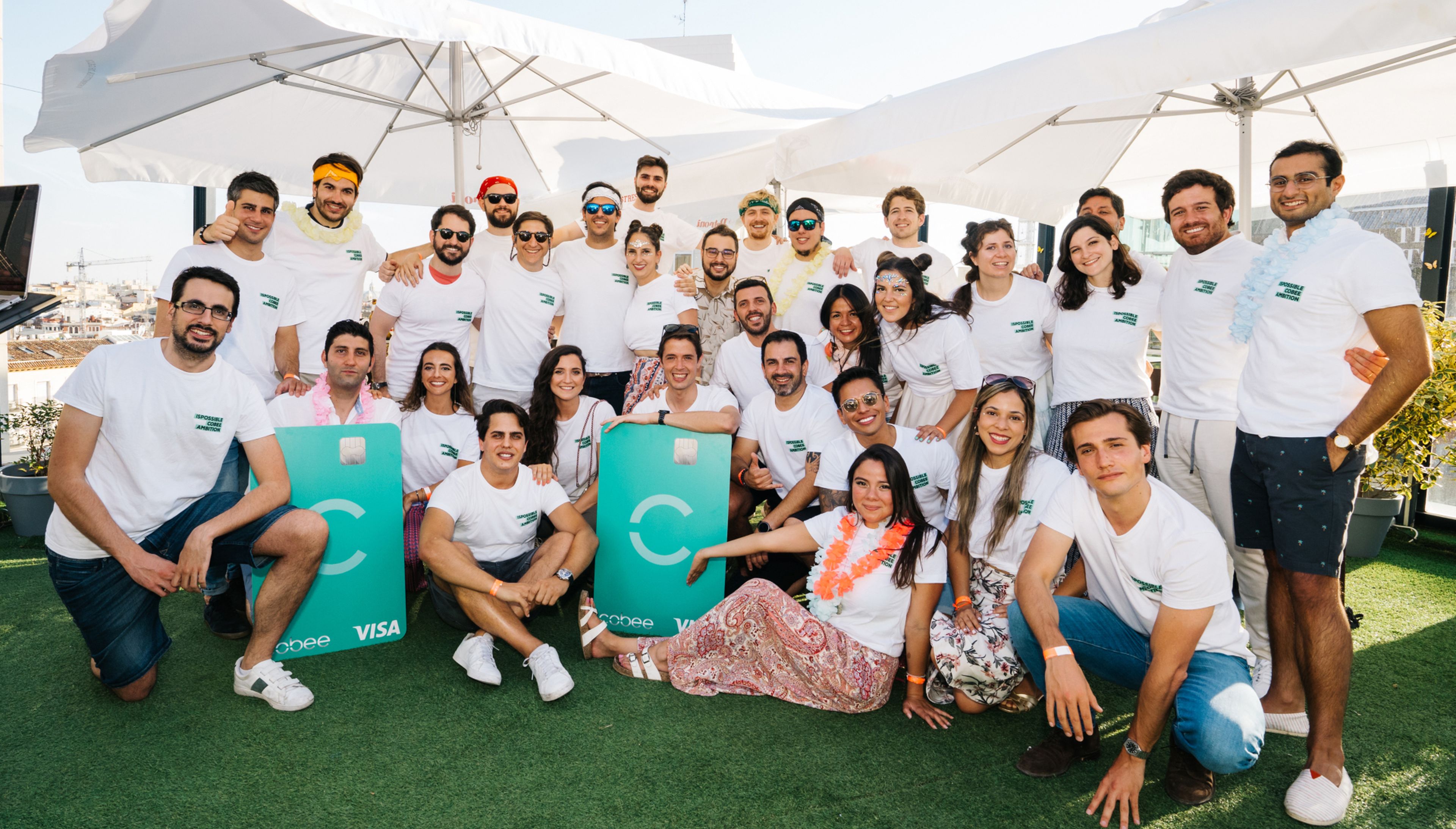 El CEO de Cobee, Borja Aranguren, en el centro de la imagen, junto al resto del equipo de la startup