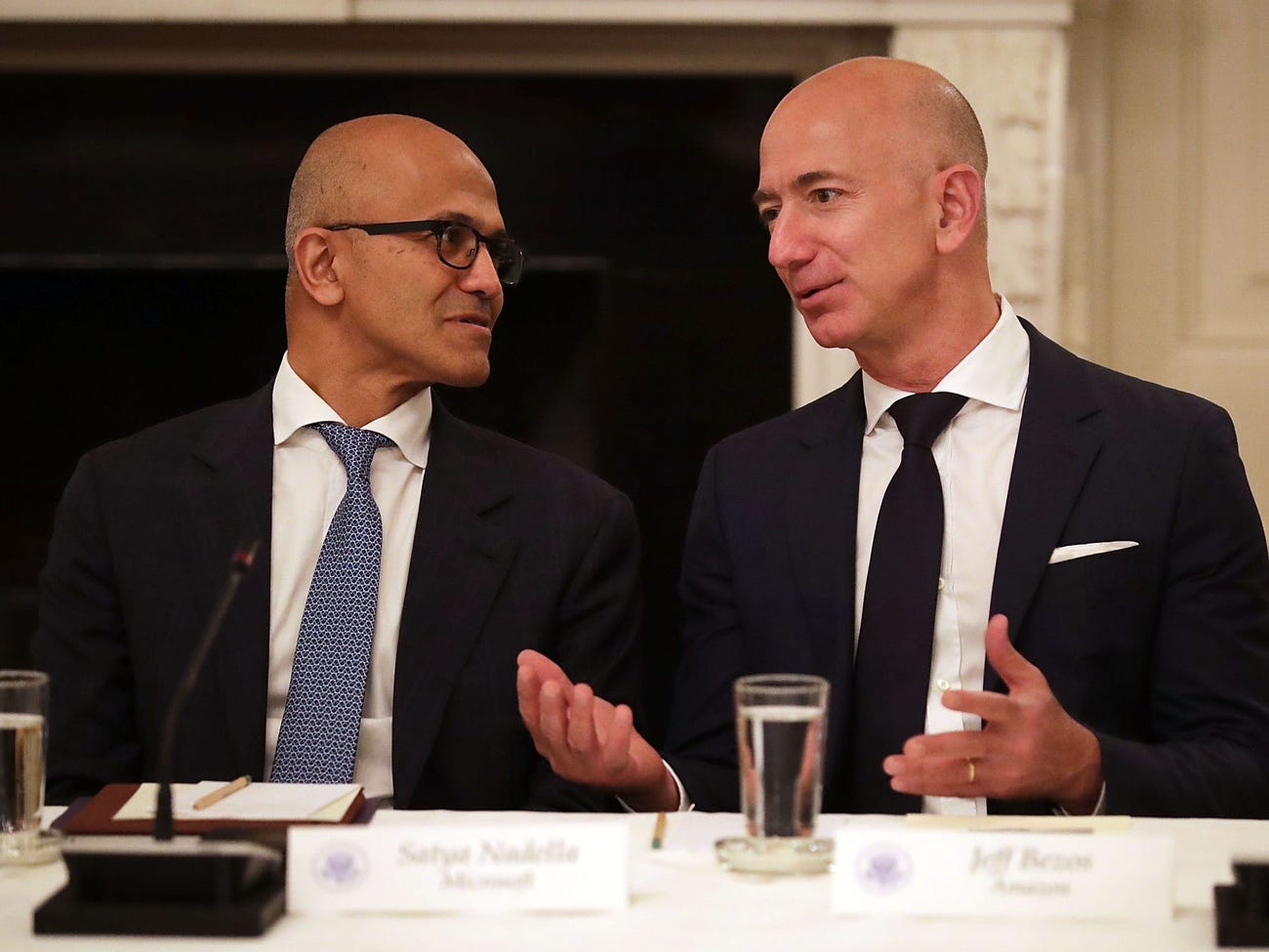 El CEO de Microsoft y el CEO de Amazon en un encuentro en la Casa Blanca en 2017.