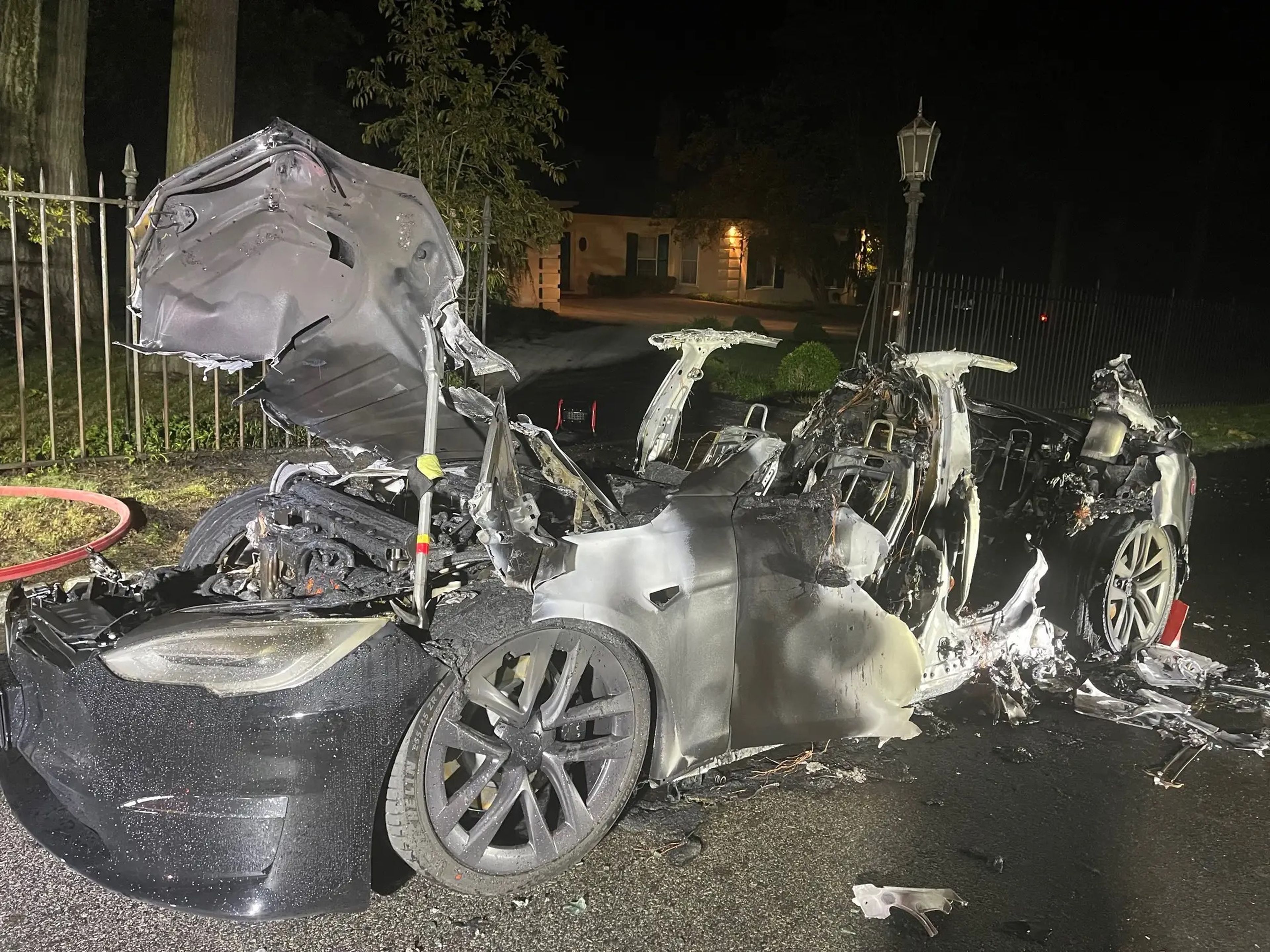 El Tesla Model S Plaid después de que se apagara el fuego