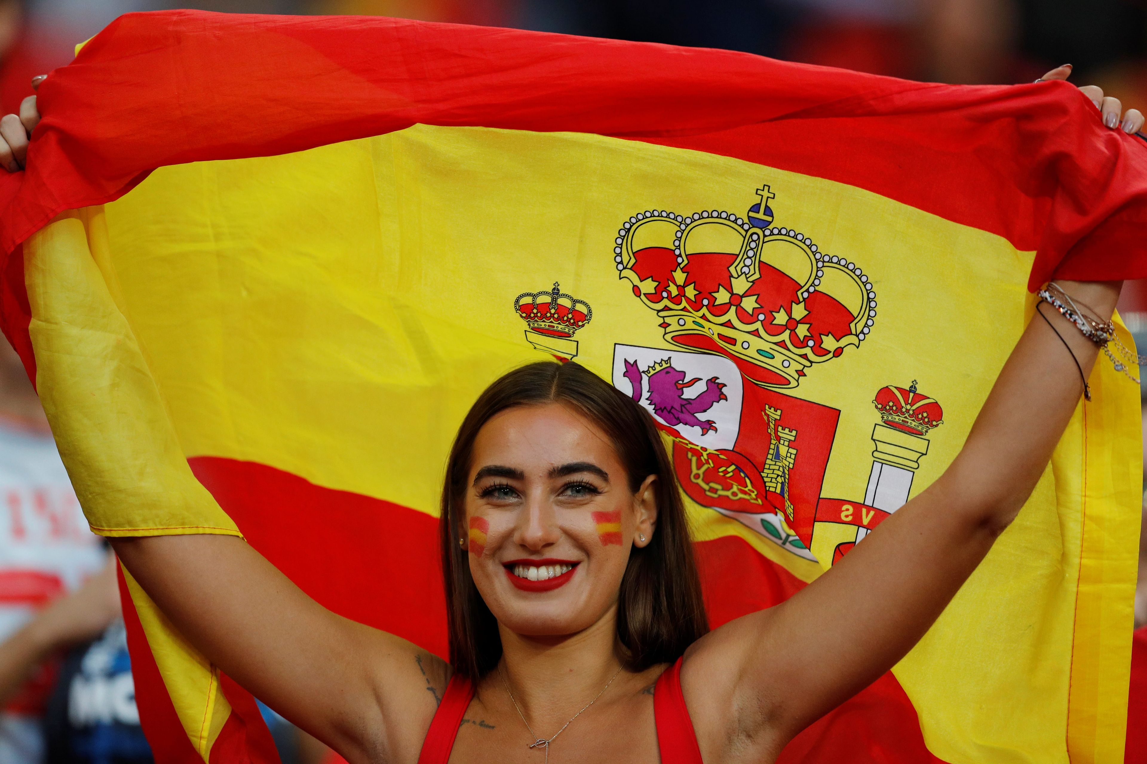 Chica con una bandera de España.