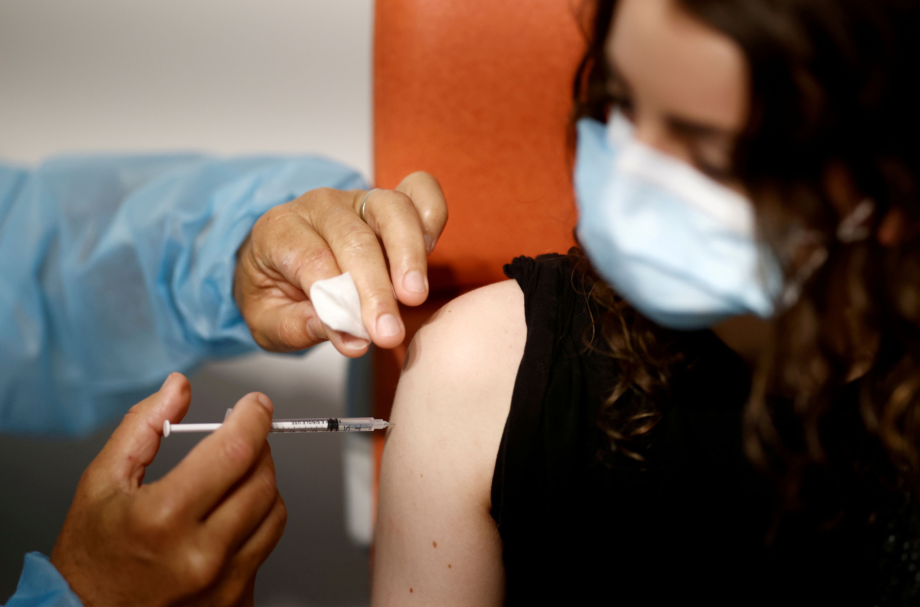67 de cada 100.000 dosis de vacunas contra la COVID-19 administradas en España provoca algún efecto secundario, la mayoría leve.