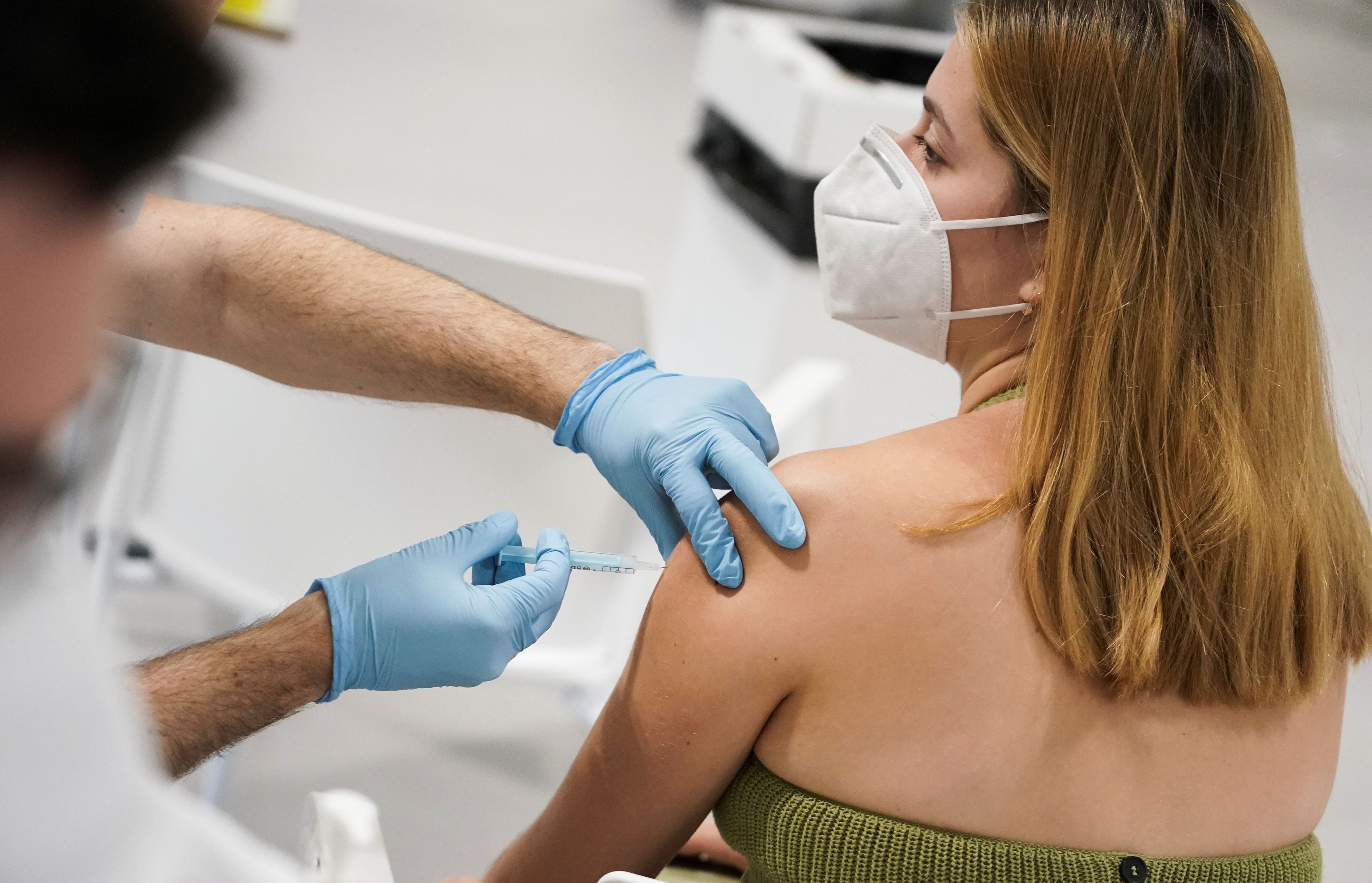 Una chica recibe una vacuna contra el COVID-19.