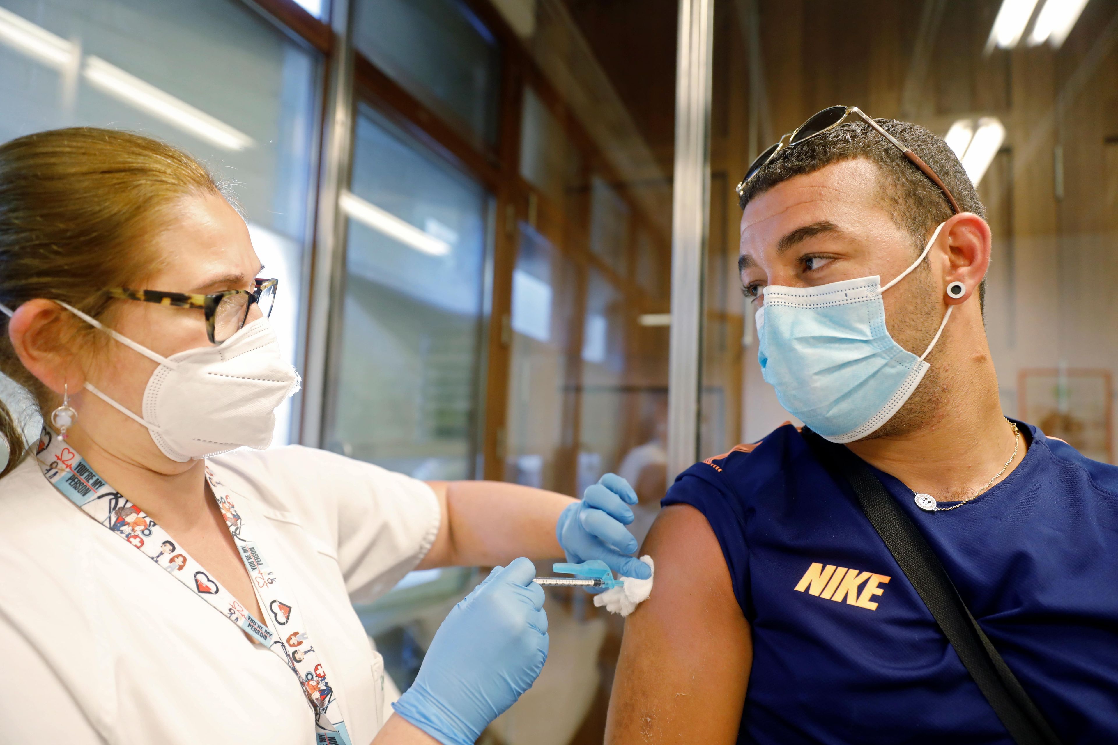 Un chico recibe una vacuna contra el COVID-19.