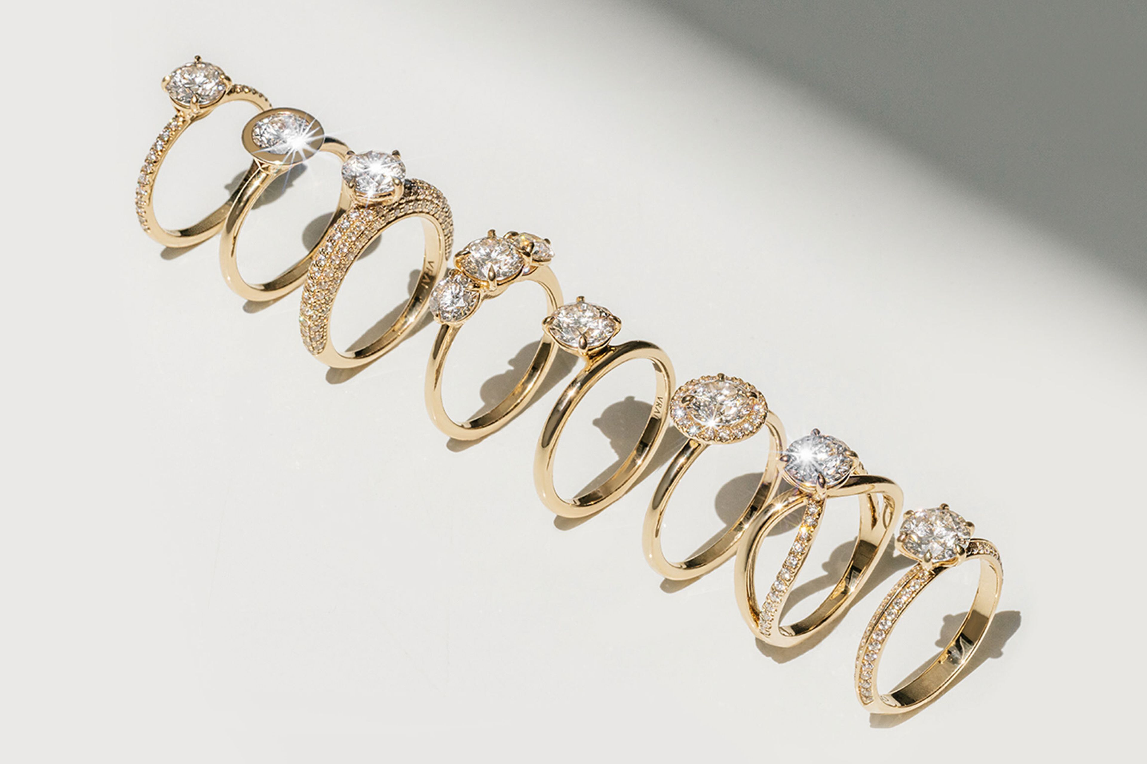 Una colección de anillos la firma Vrai con diamantes sintéticos de Diamond Foundry
