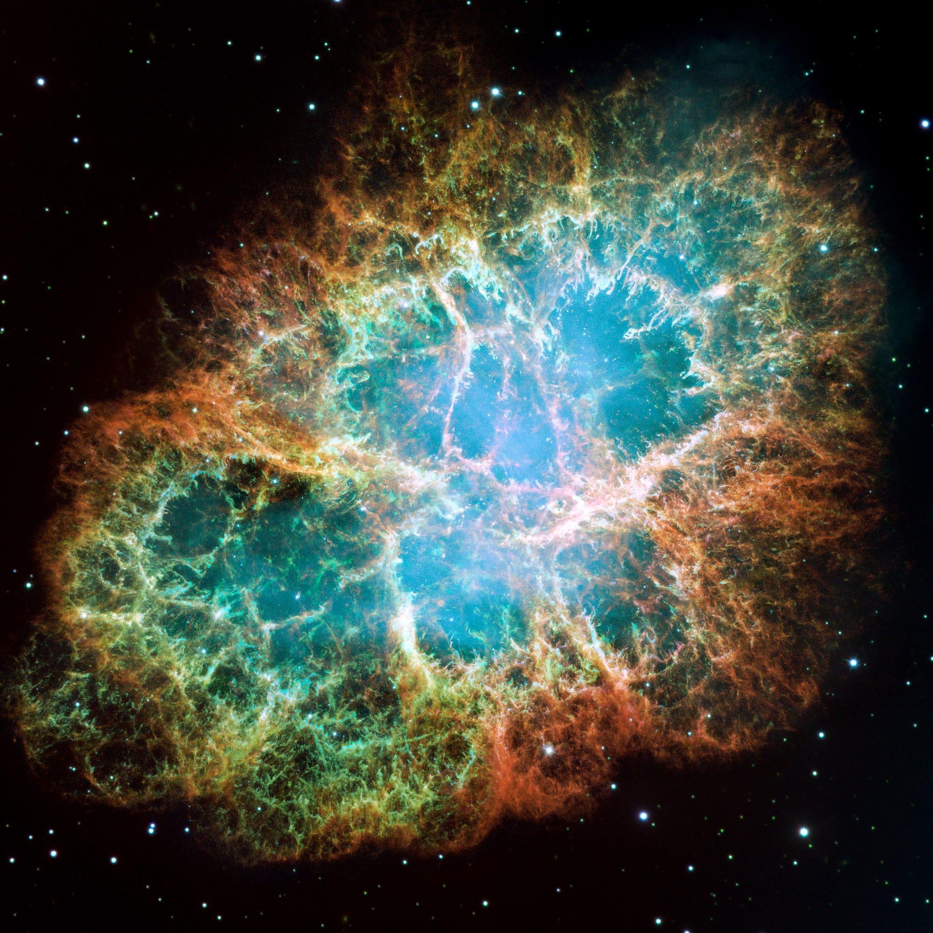 La Nebulosa del Cangrejo, un remanente de seis años luz de ancho de la explosión de una supernova de una estrella, según la imagen del Hubble.