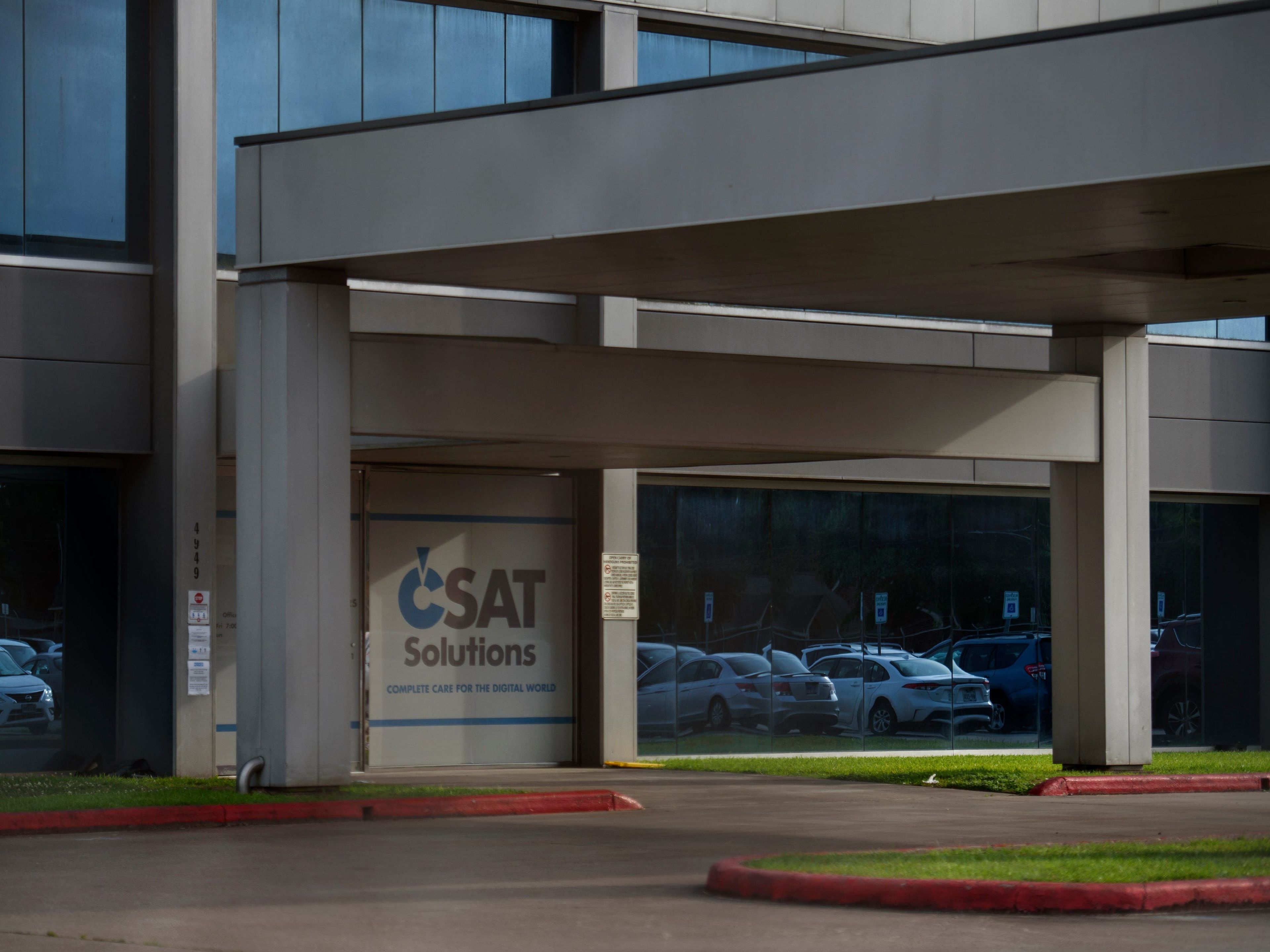 Una de las puertas del almcacén de CSAT Solutions en Houston (Texas).