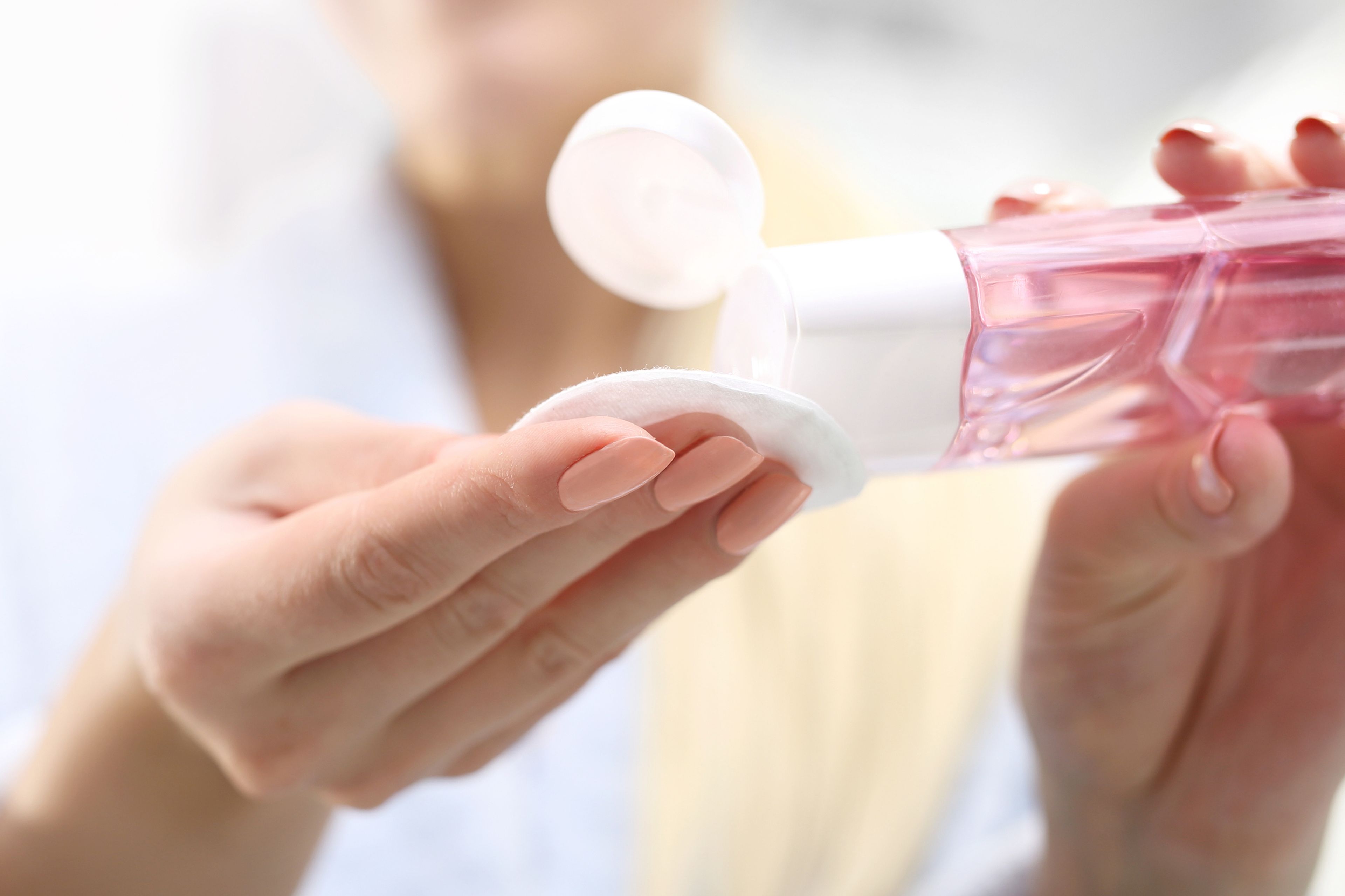 9 formas de limpiar manchas de maquillaje sobre la ropa | Business Insider  España