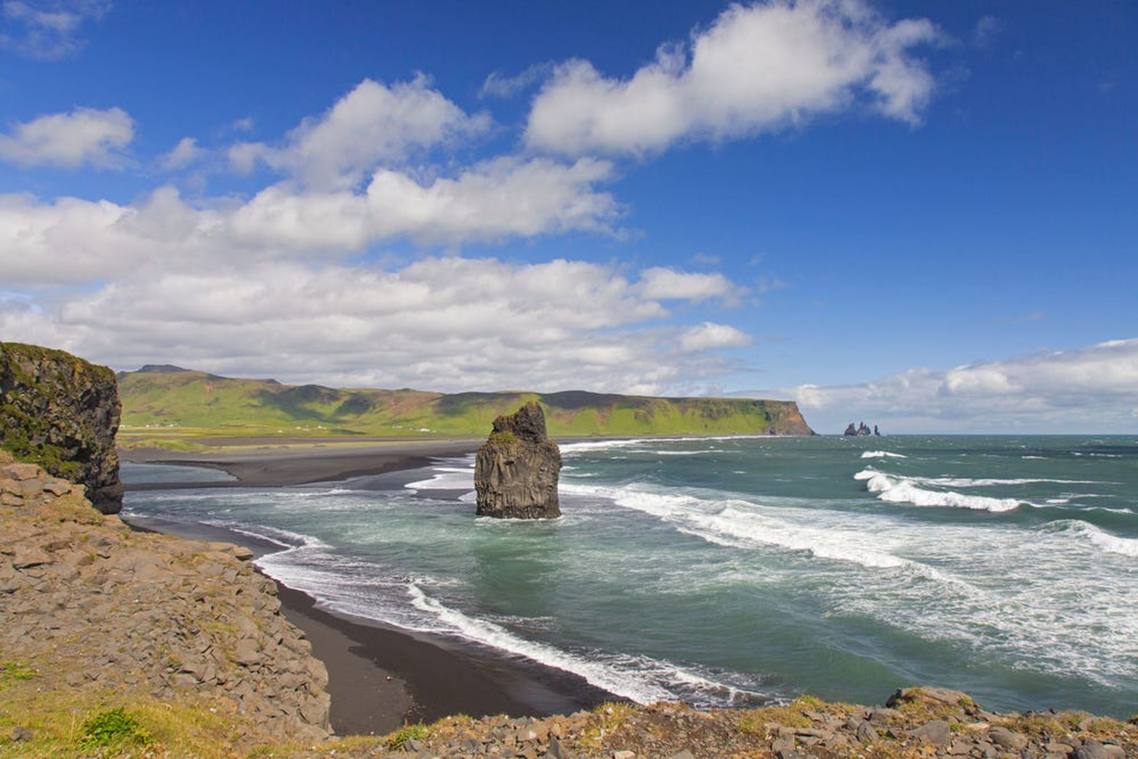 Eagle rock, pila de mar de basalto en la playa de arena negra Reynisfjara cerca de Vík í Mýrdal