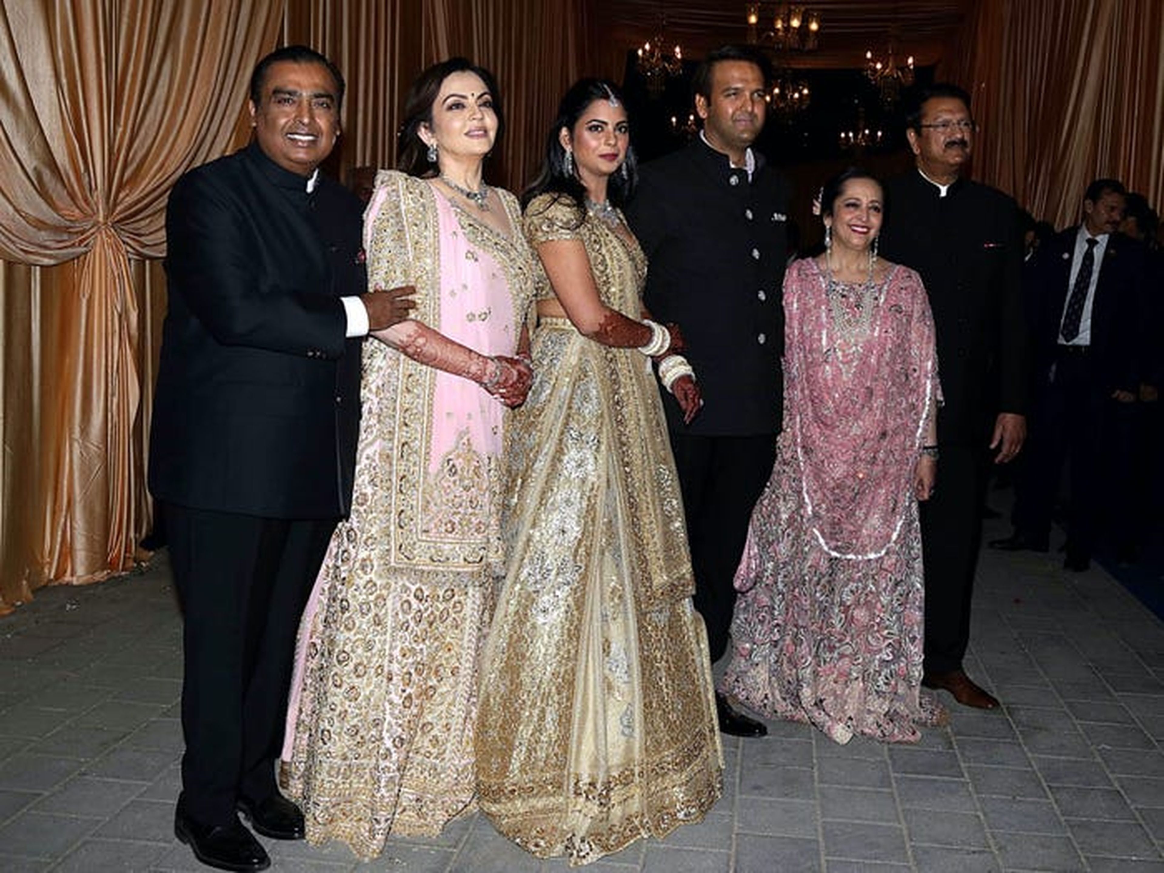 De izquierda a derecha: Mukesh Ambani, su esposa Nita Ambani, su hija Isha Ambani, el marido de Isha, Anand Piramal, Swati Piramal, y el empresario Ajay Piramal.