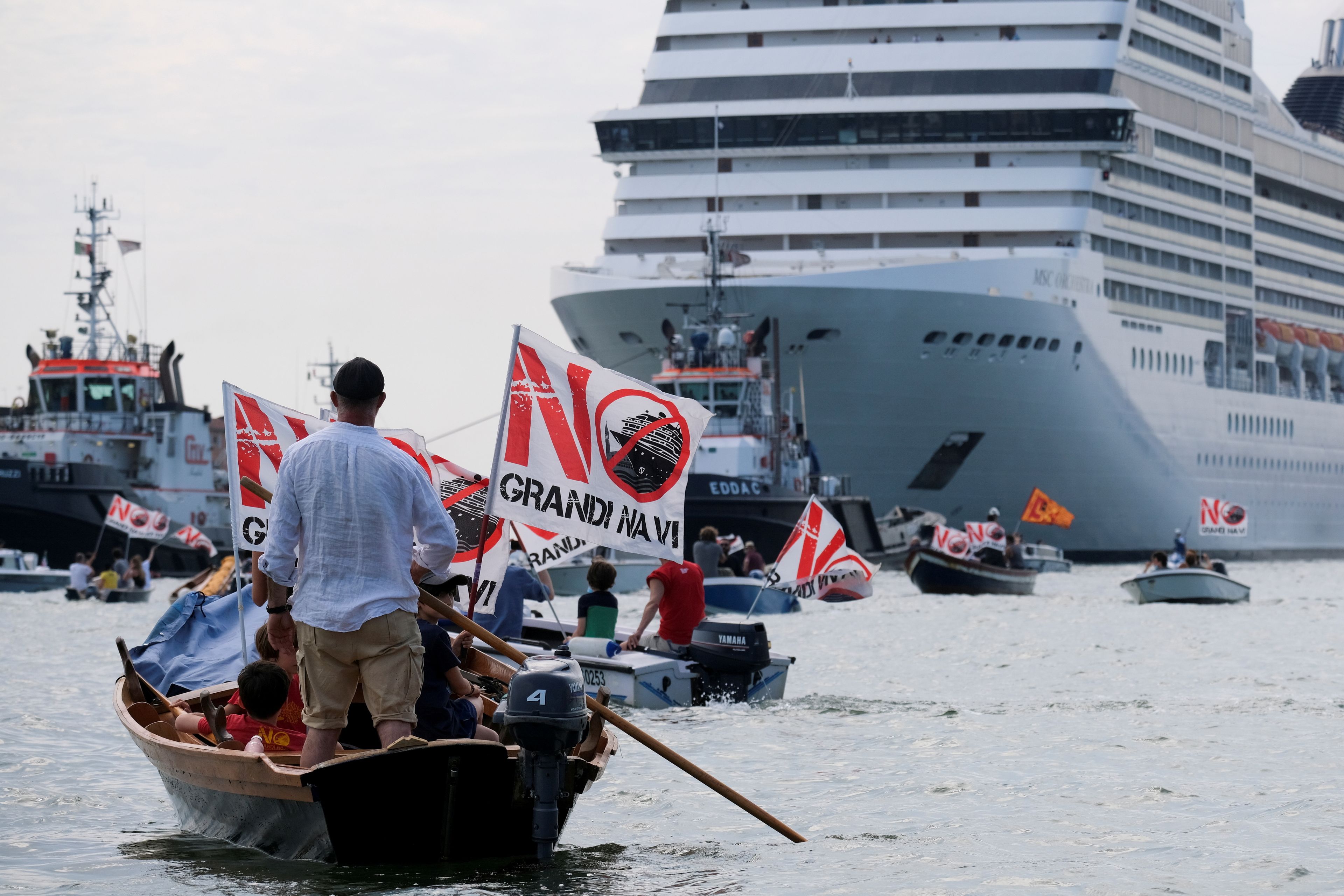 Los habitantes de Venecia celebran una protesta para exigir el fin del paso de cruceros por la ciudad a 5 de junio de 2021.