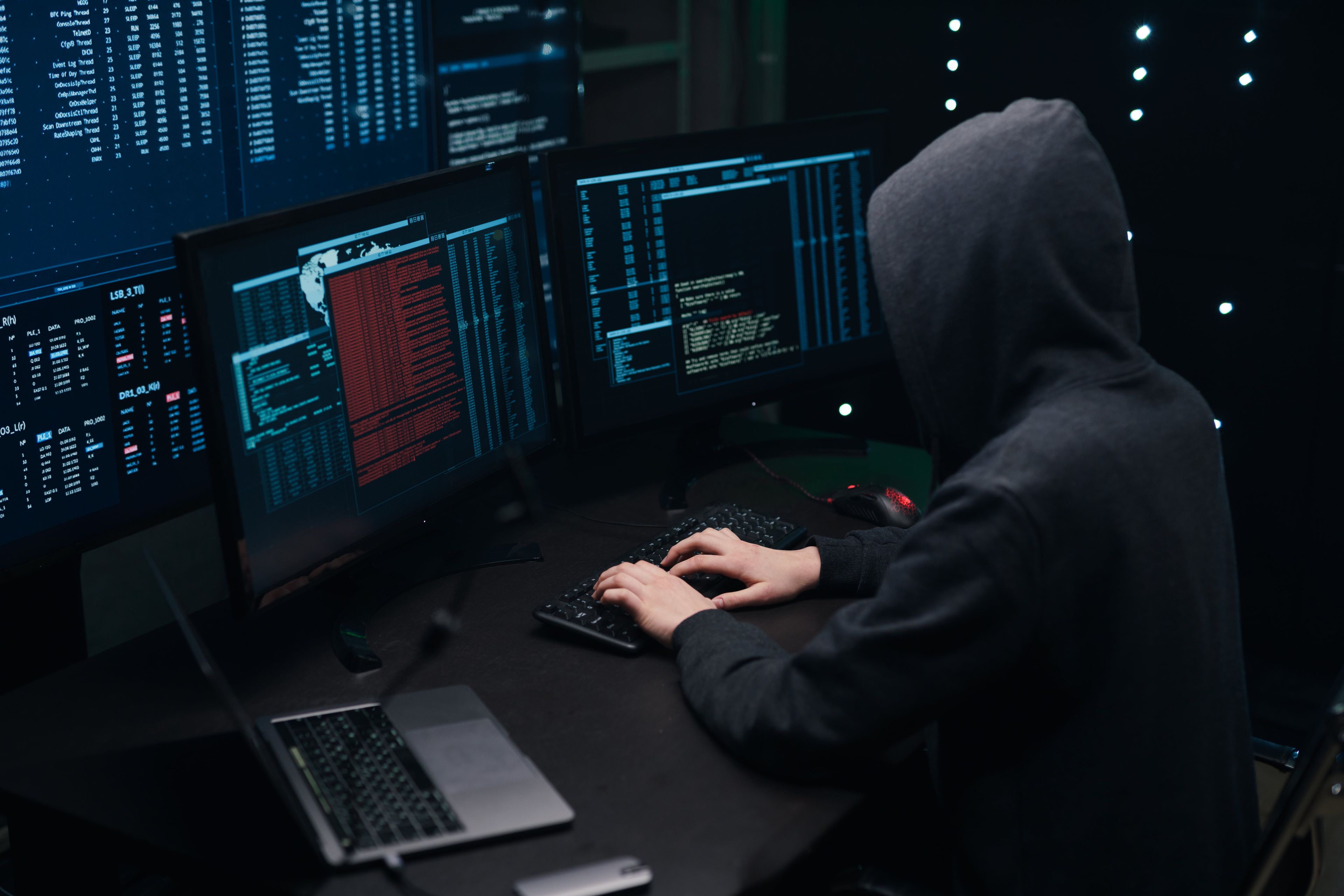 Un hacker delante del ordenador