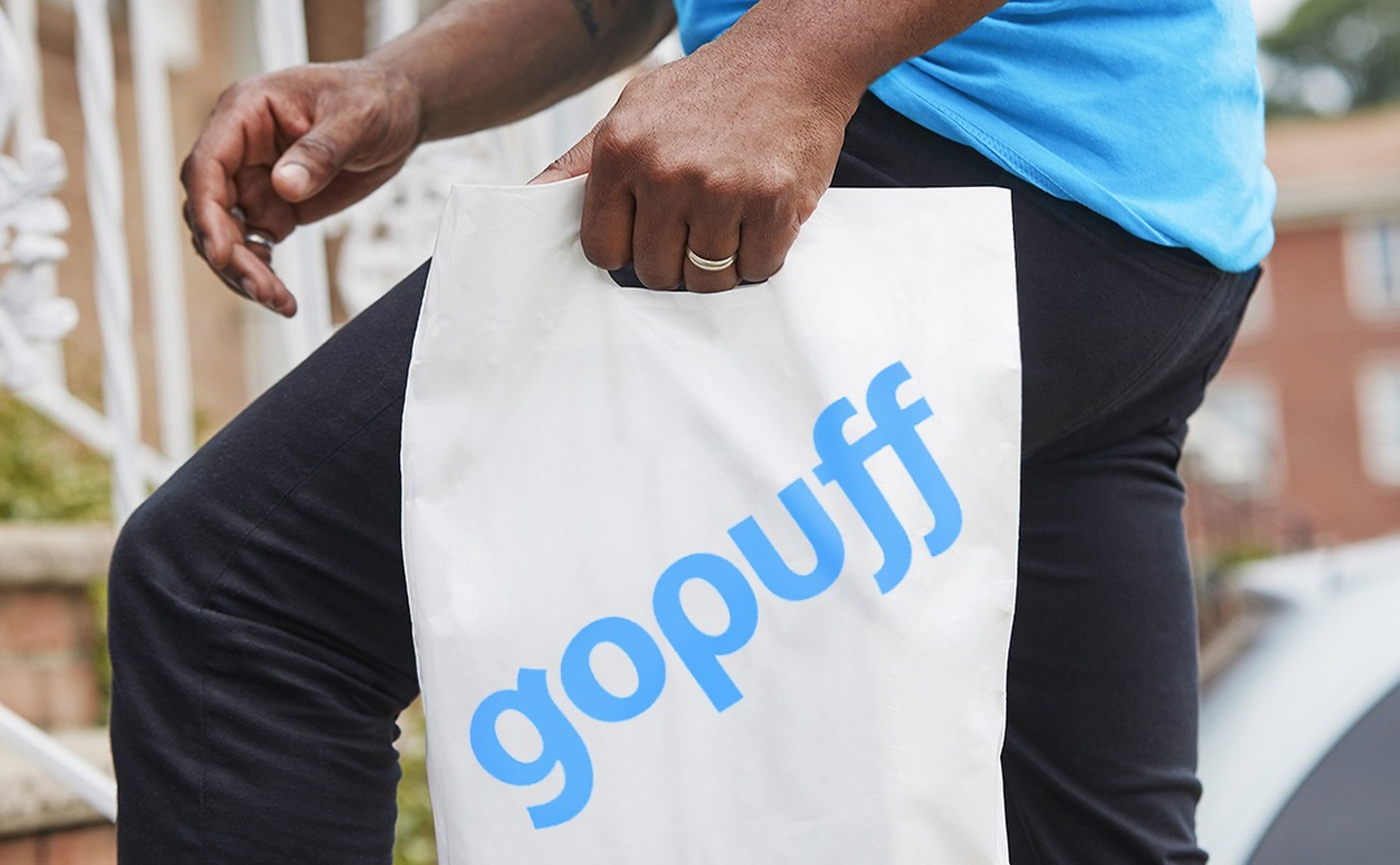 Imagen de un repartidor con una bolsa de GoPuff