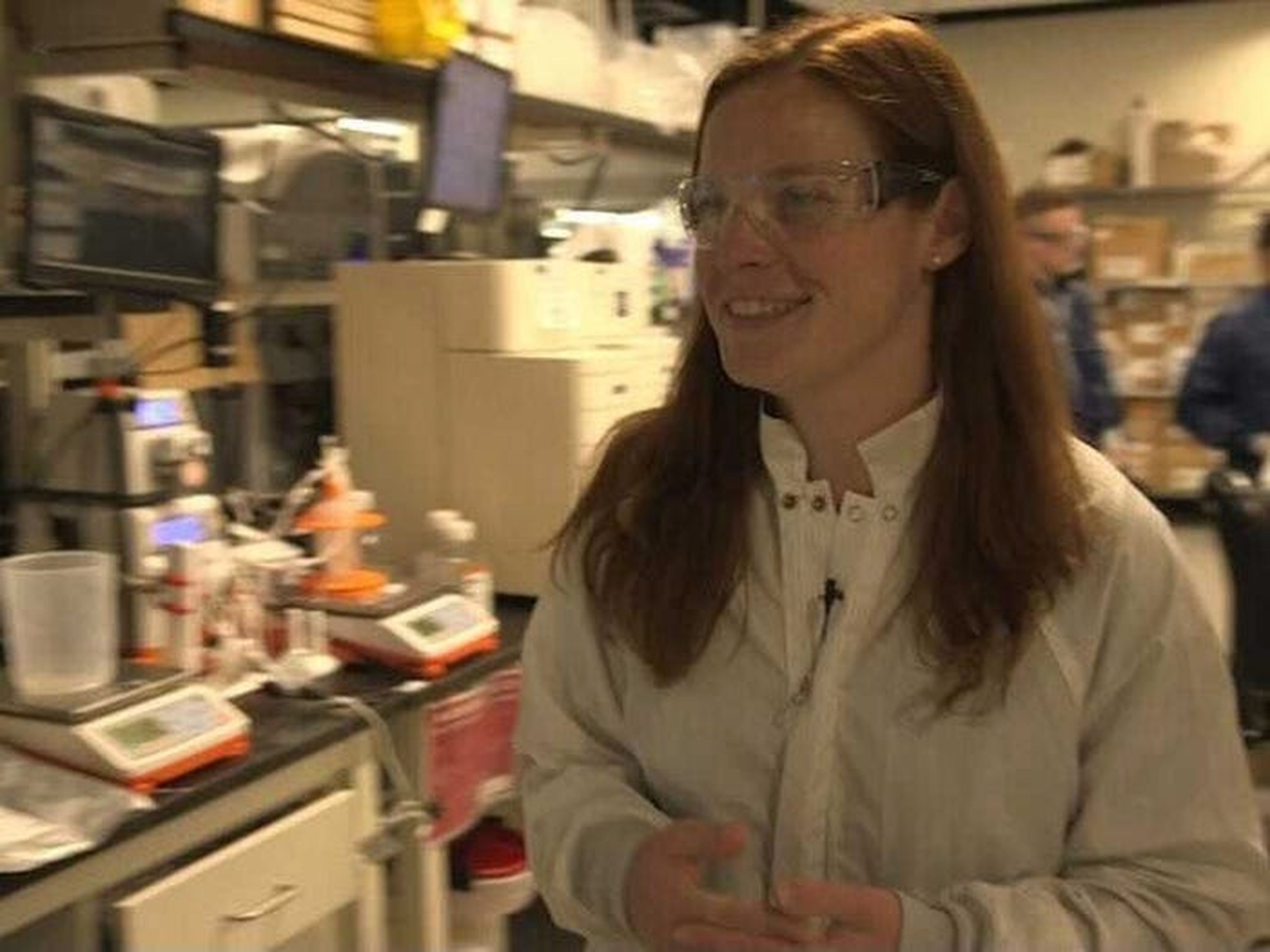 Brynne Cassidy, ingeniera principal de Moderna, trabaja con un pequeño equipo para desarrollar una cápsula de fabricación miniaturizada que podría producir cientos de dosis de vacunas en apenas unos días.