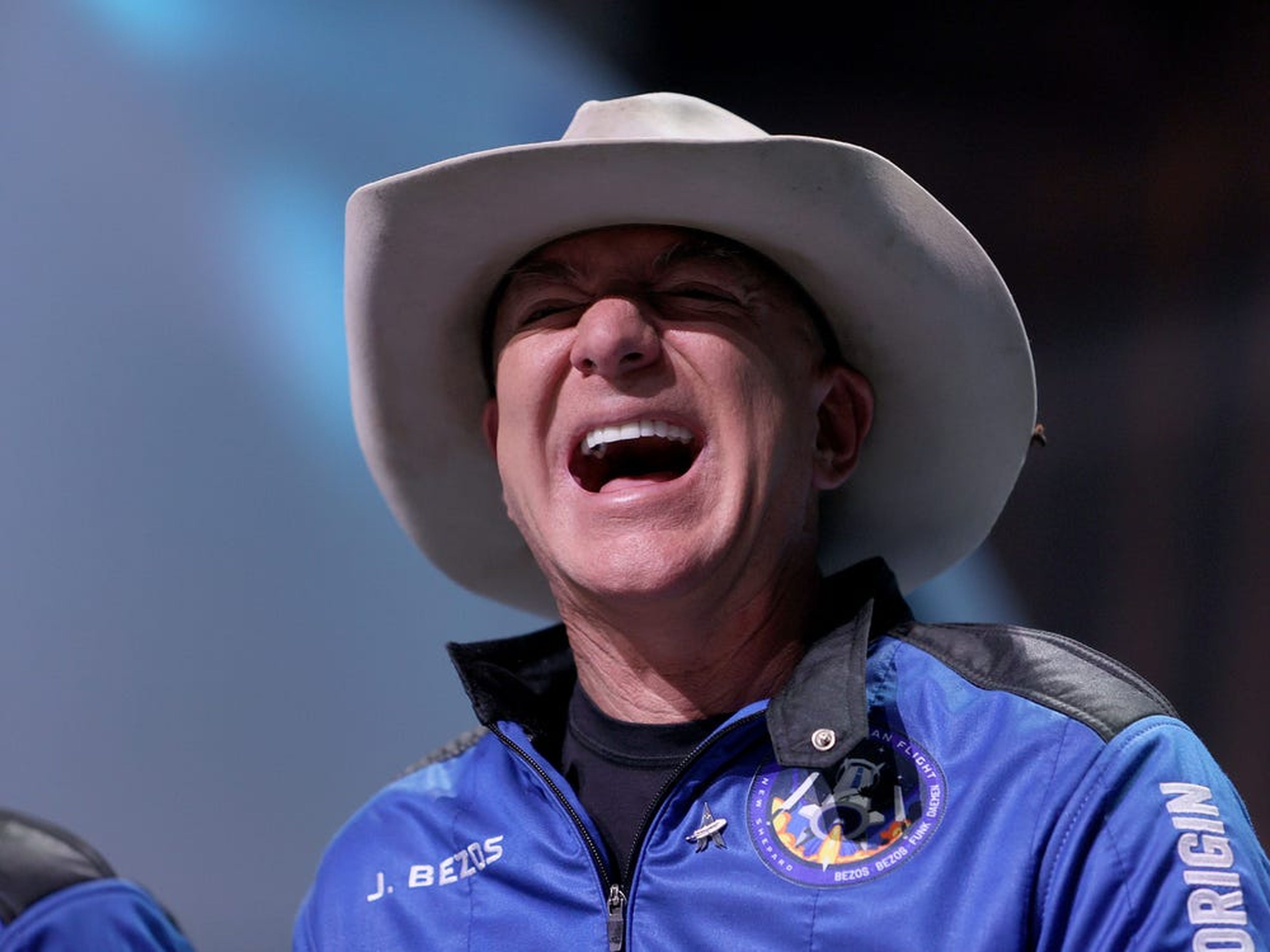 Jeff Bezos se ríe mientras habla sobre su vuelo en la New Shepard de Blue Origin al espacio durante una conferencia de prensa el 20 de julio de 2021 en Van Horn (Texas).