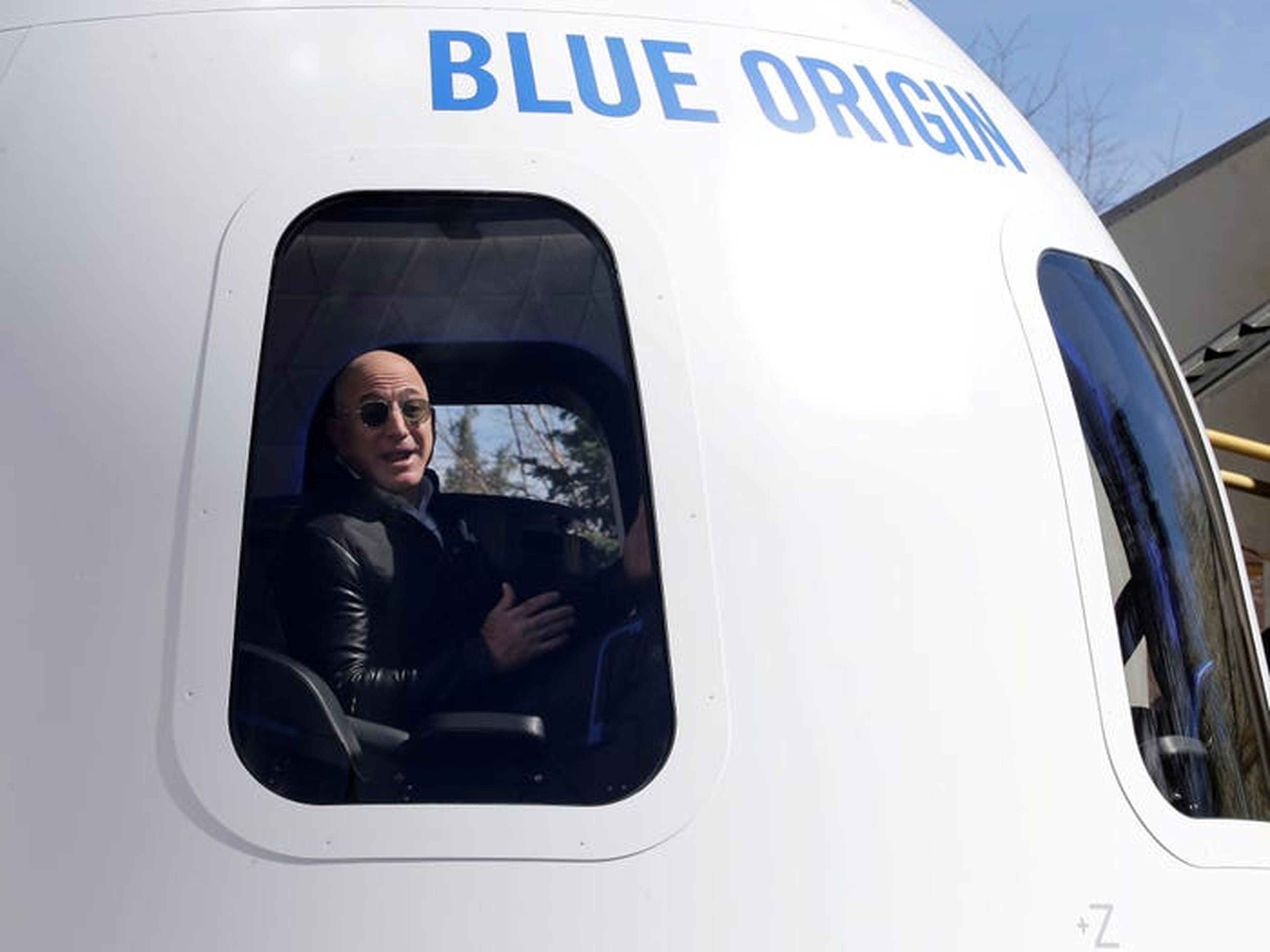 Jeff Bezos, dentro de una maqueta de la cápsula New Shepard Crew en el 33º Simposio Espacial en Colorado Springs, Colorado (EE. UU.), en 2017.