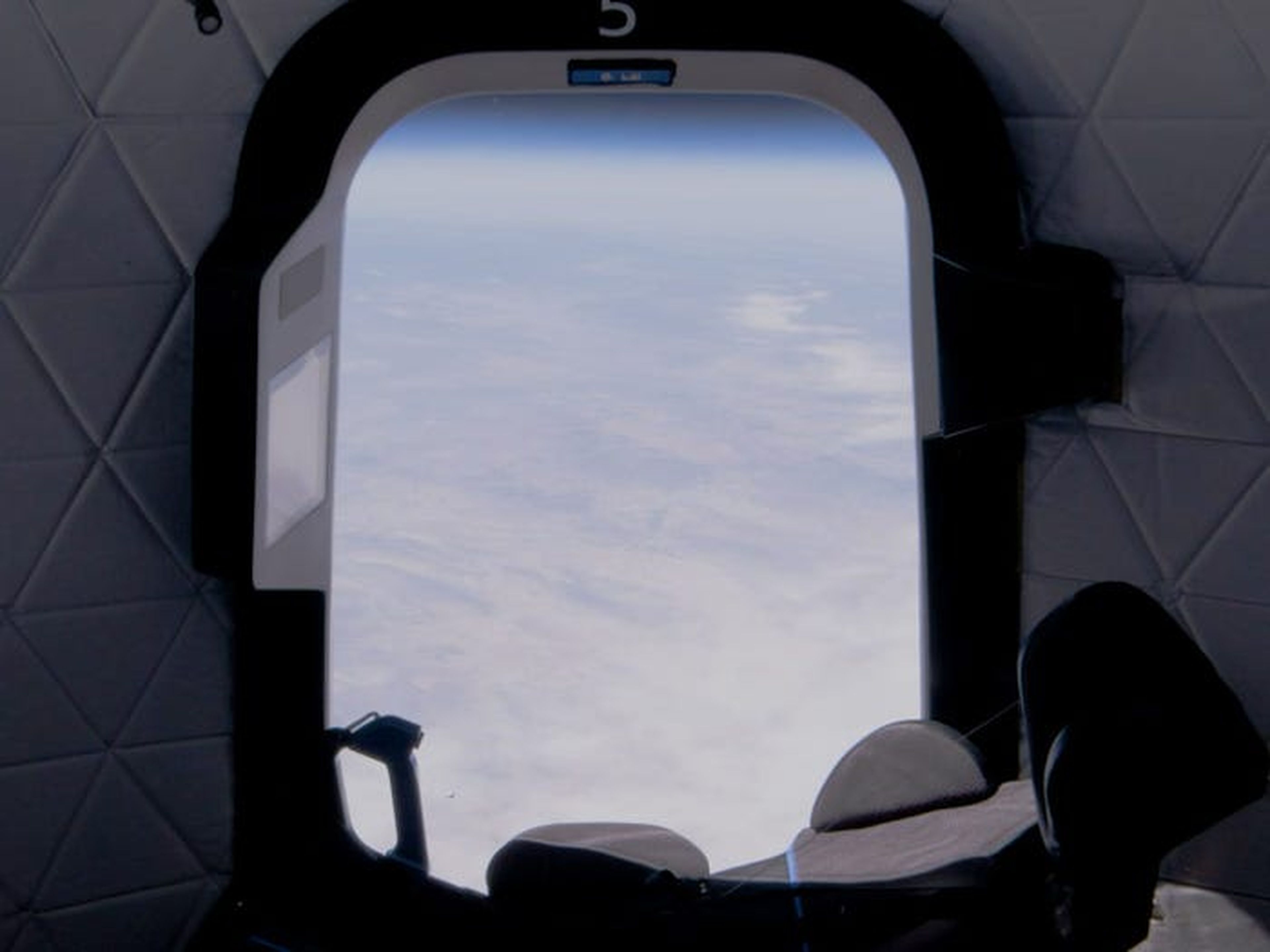 Vista desde el espacio en el 15º vuelo de New Shepard, el 14 de abril de 2021.
