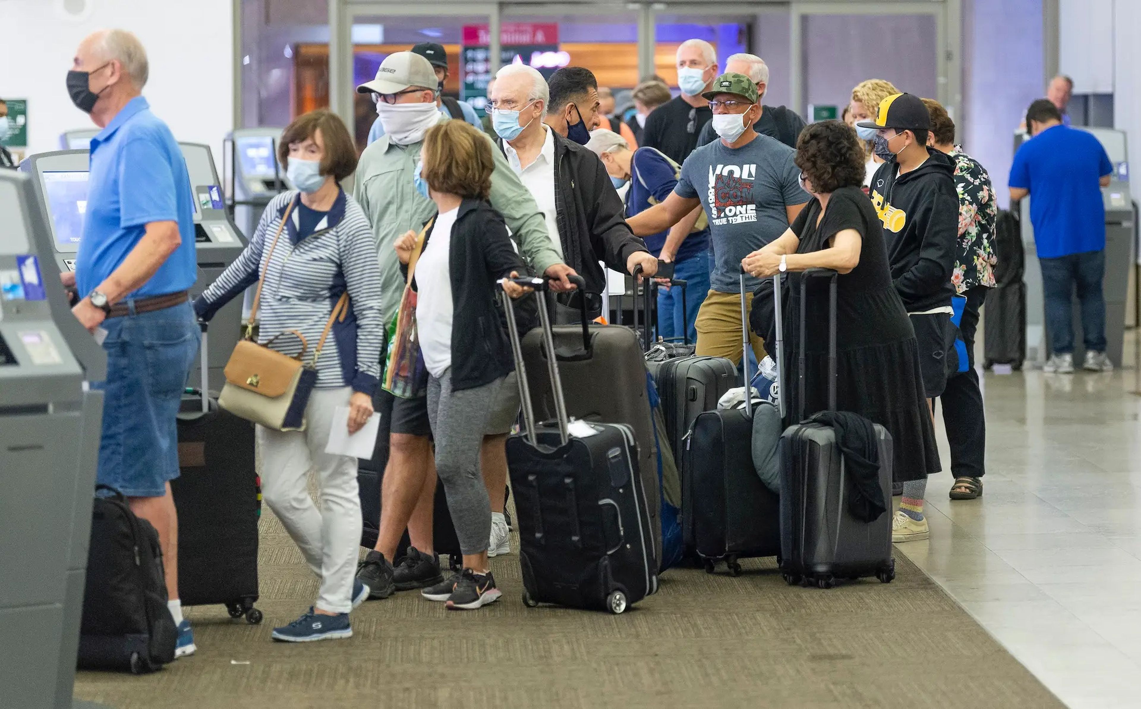 Los pasajeros esperan en el aeropuerto John Wayne de Santa Ana, California, EEUU, el 30 de junio.