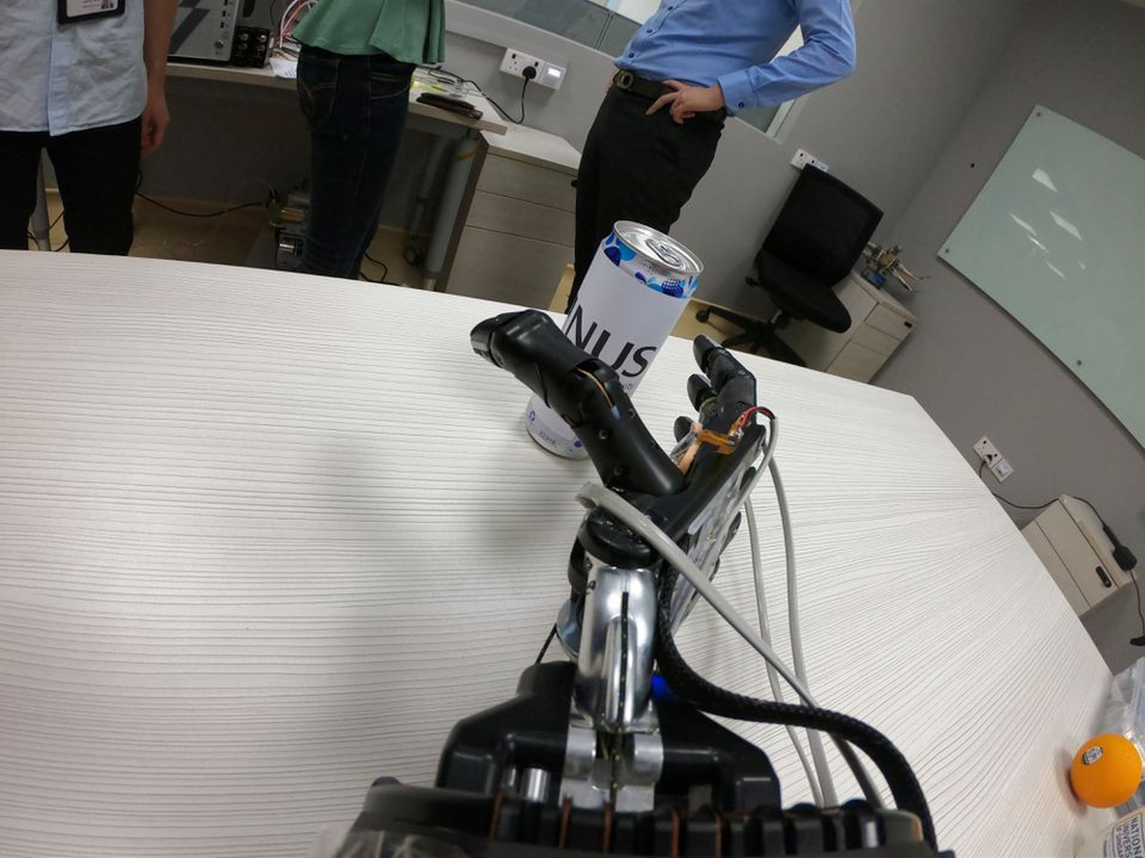 La mano robótica con AiFoam busca una lata en el laboratorio de Ingeniería y Ciencias de Materiales de la Universidad Nacional de Singapur en Singapur.