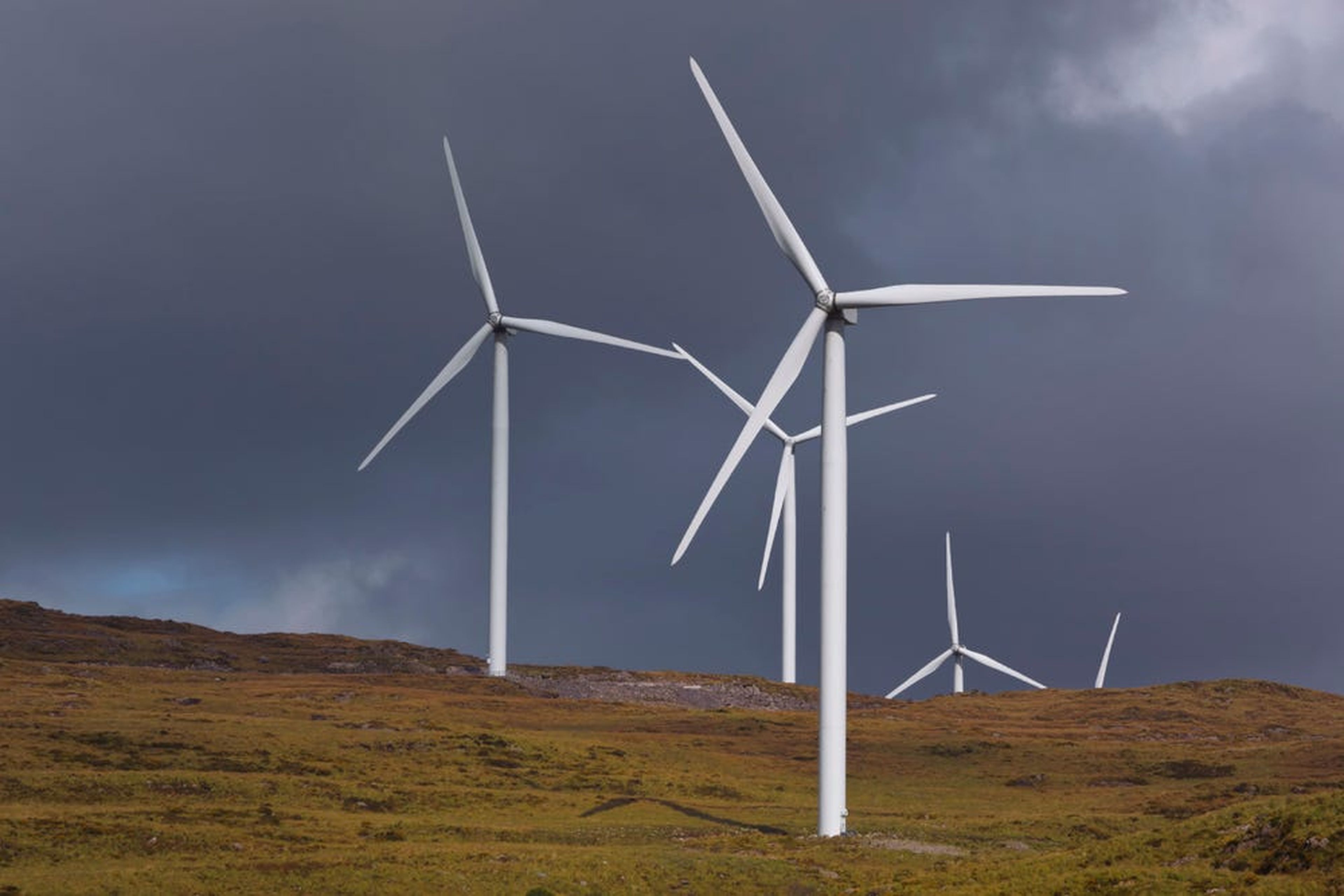 Molinos de viento que producen energía alternativa cerca de Kenmare, Condado de Kerry, República de Irlanda.