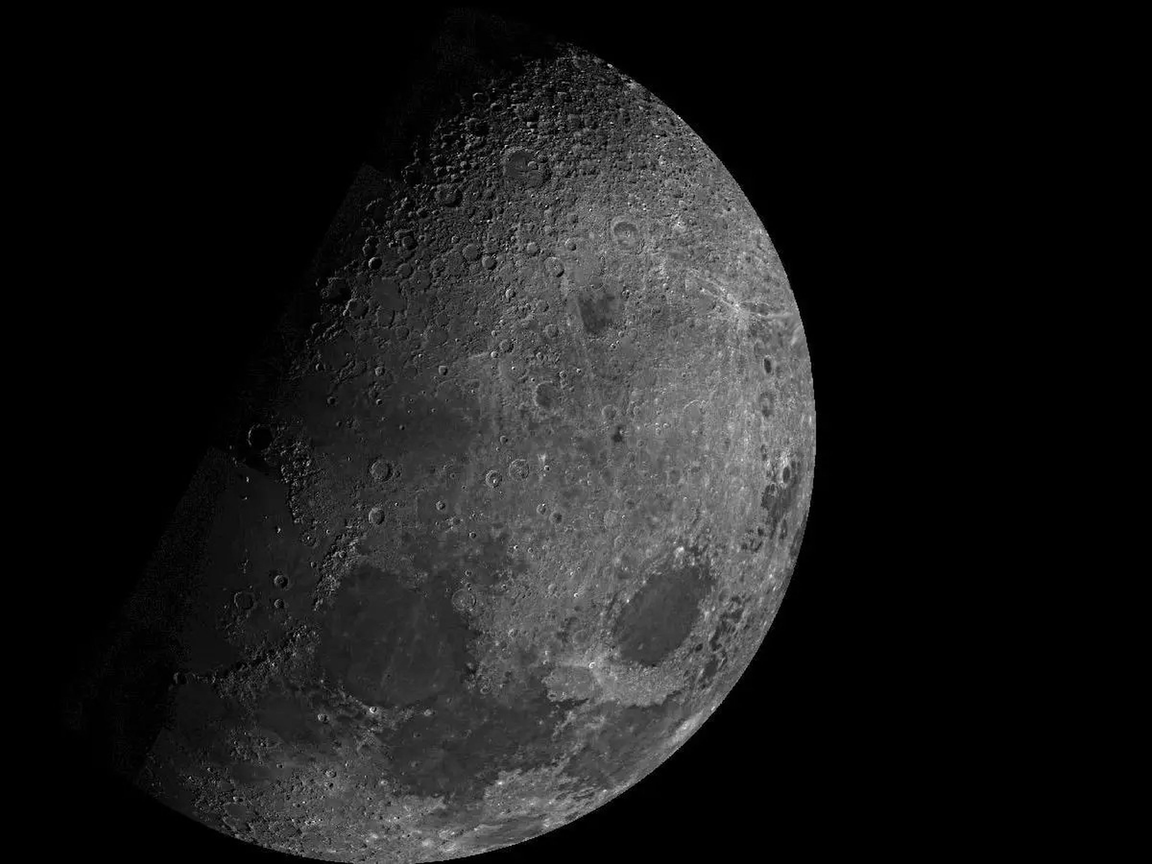 La luna vista por la sonda Mariner 10 de la NASA en 1973.